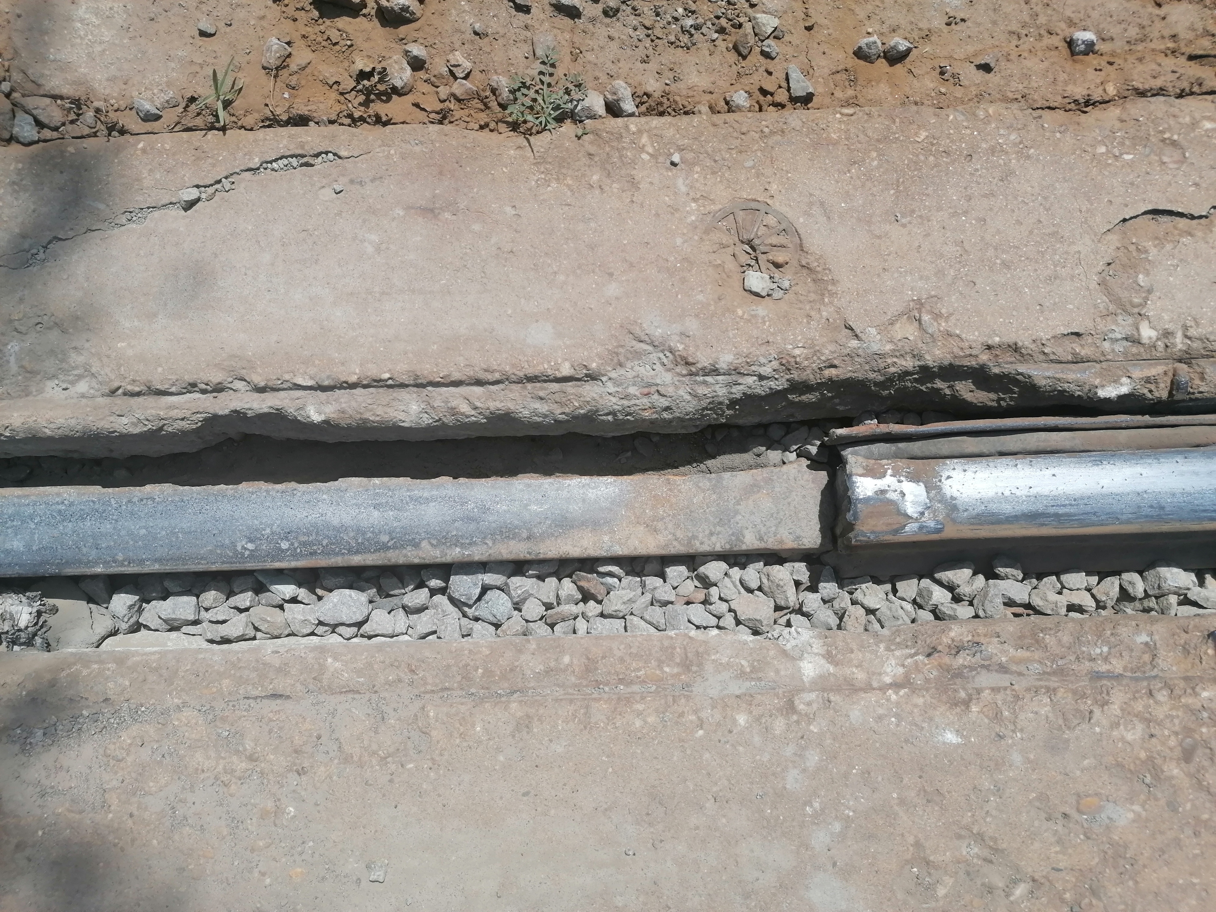 Gropi, șine rupte și segmente lipsă. Imagini cu liniile de tramvai care îi înspăimântă pe bucureștenii care vin la muncă în Pipera: „Mai bine cobor cu două stații înainte”