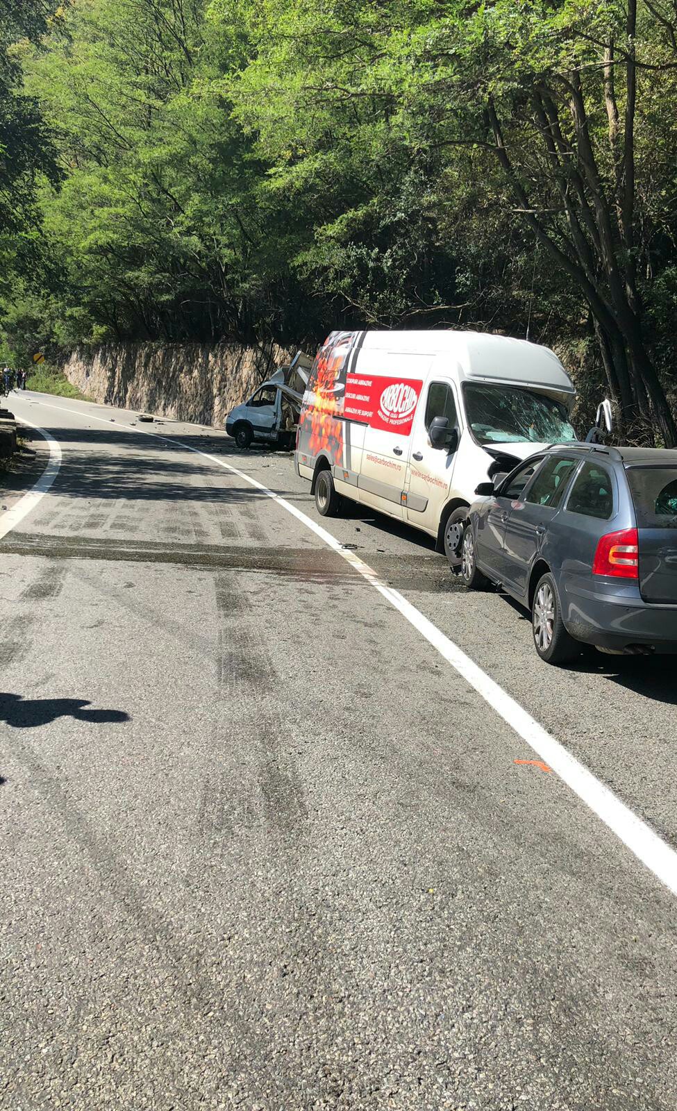 UPDATE: 13 oameni, la spital în urma accidentului de pe Valea Oltului. Patru dintre ei sunt grav răniți