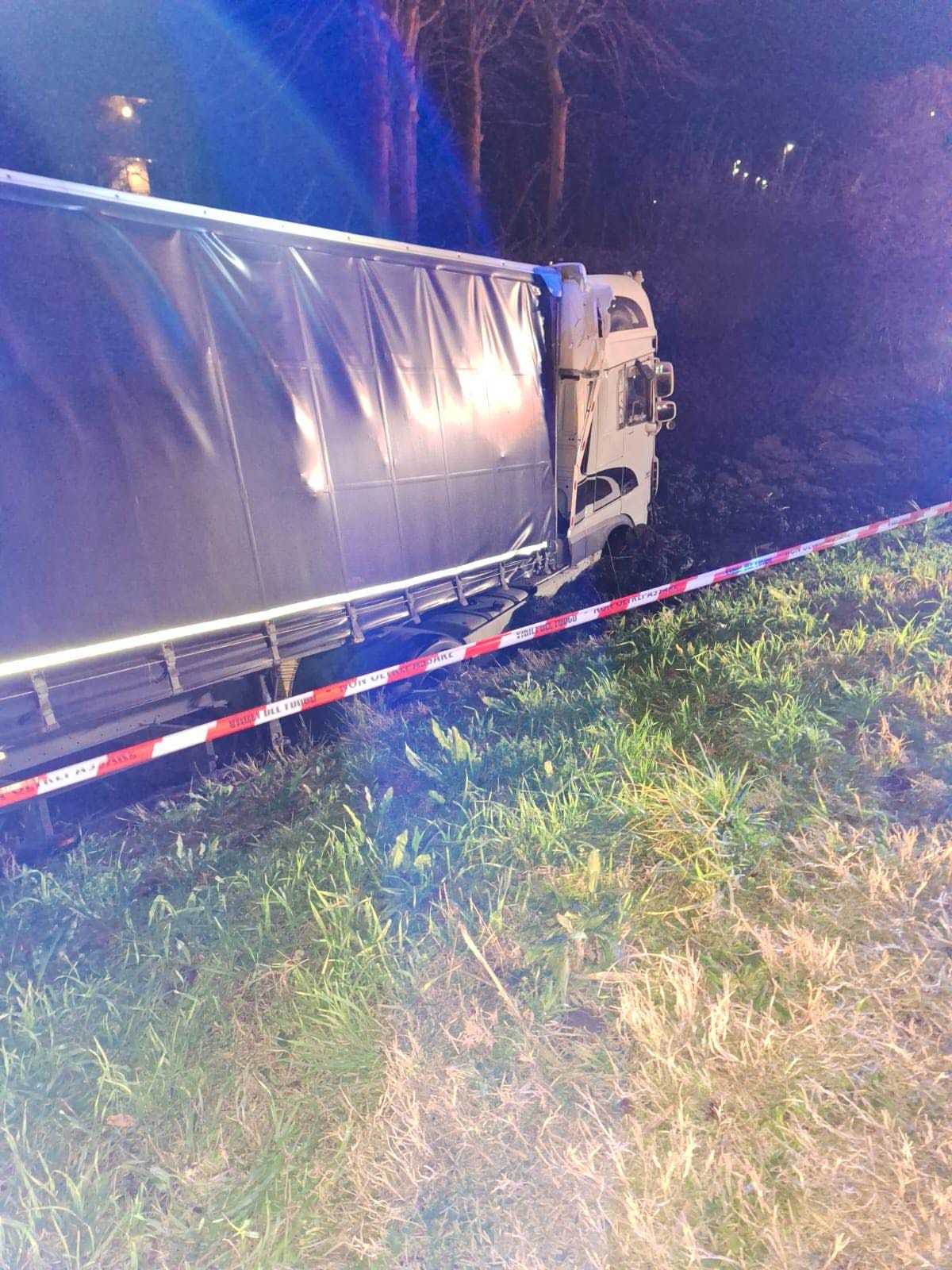 Șofer român de TIR mort, străpuns de semnul de circulație pe care l-a lovit și care a zburat apoi prin parbriz, pe o șosea din Italia