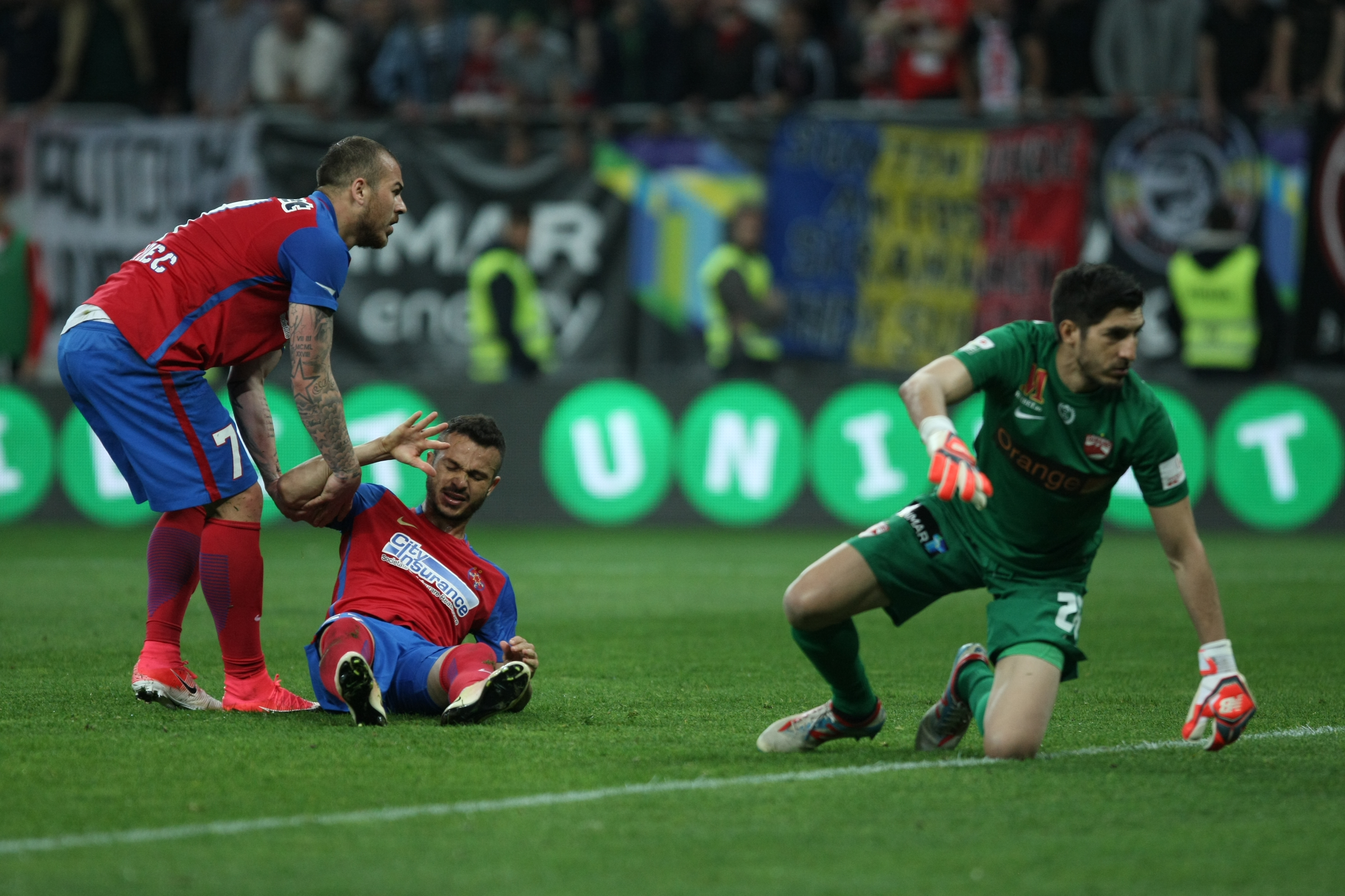 Liga I, etapa a 8-a, play-off: Dinamo - FCSB 2-1. Derby decis în minutul 96, din penalty! ”Cazul Bricheta”, nimica toată pe lângă bombardamentul de pe Arena Națională. Reghe, scandal cu arbitri | LIVE&VIDEO