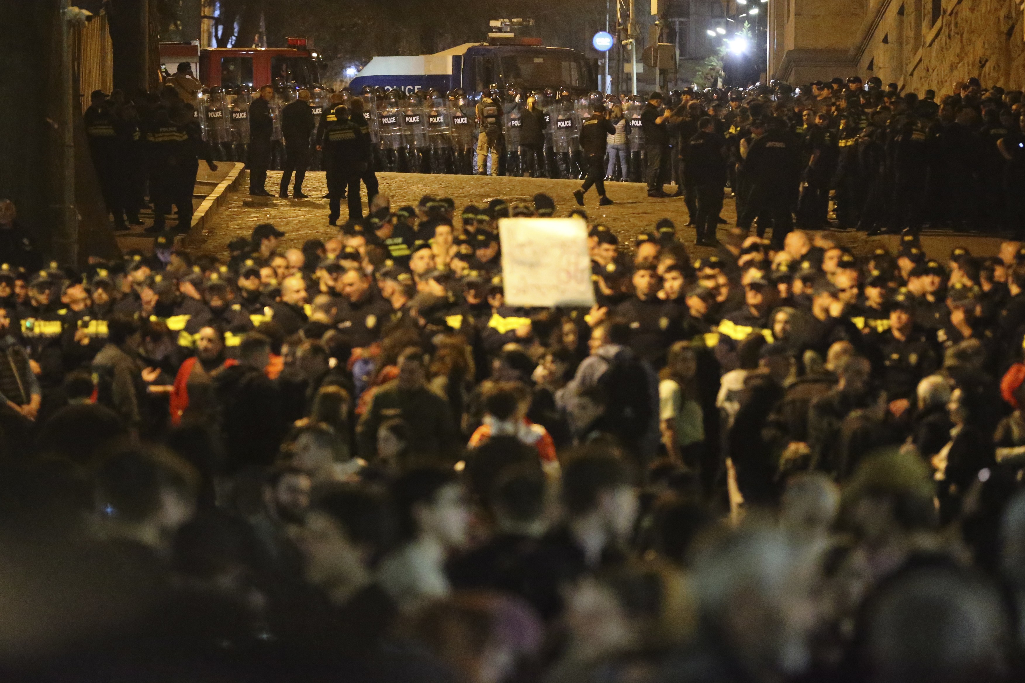 Mii de oameni au protestat din nou în Georgia împotriva legii privind „agenții străini”. Protestatarii, dispersați cu forța | VIDEO