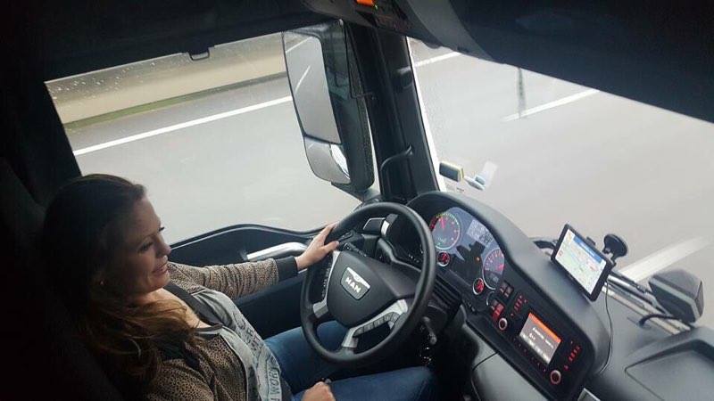 Cea mai tare din parcare! O blondă sexy străbate Europa la volanul unui TIR de 40 de tone încărcat cu... substanțe periculoase!