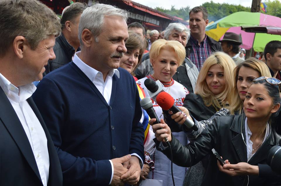 Atunci și Acum: Viorica Dăncilă, campanii pe tocuri, pe ulițele satului și iubitoare a portului tradițional