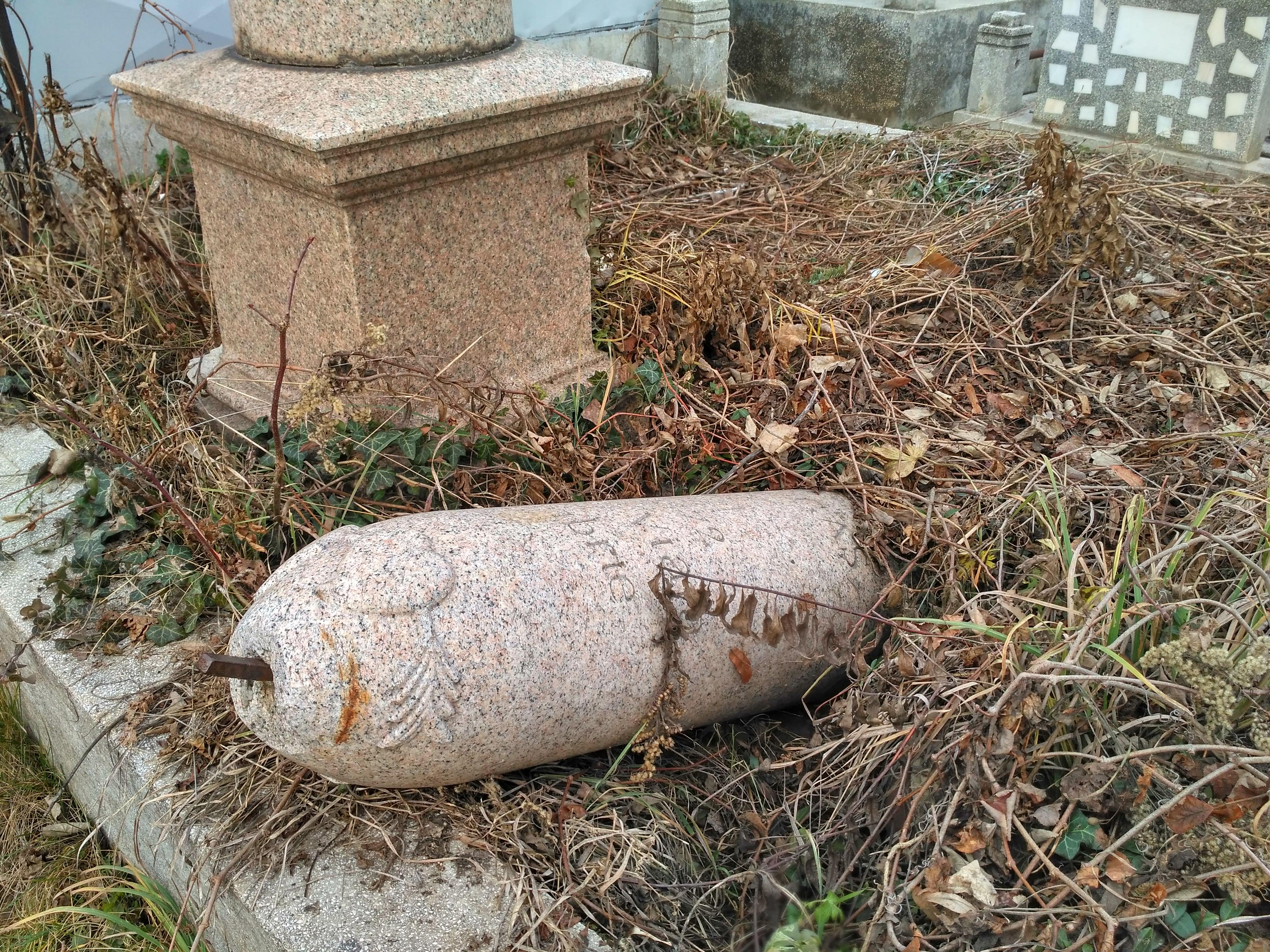 REPORTAJ/Cum a cinstit un ploieștean memoria nevestei care-l înșela. I-a ridicat cel mai original monument: ”Astfel este viața”/VIDEO