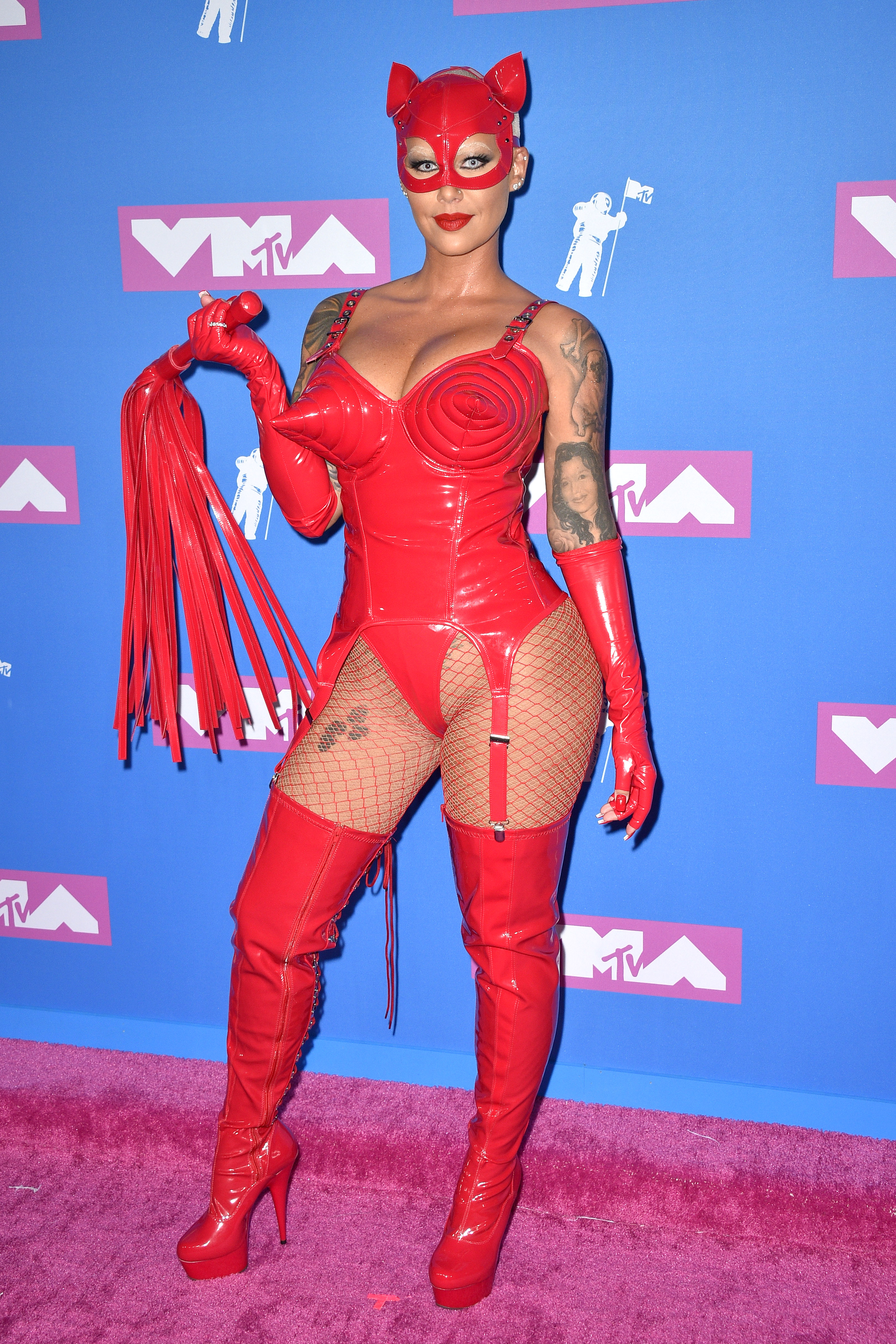 FOTO | Au mers aproape dezbrăcate. Ținutele îndrăznețe ale vedetelor la Gala VMA