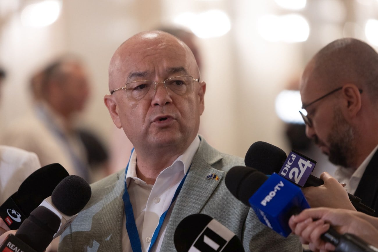 Imagini din grădina lui Emil Boc. Primarul din Cluj-Napoca a cules primele roșii cultivate de el: „O satisfacție pe care niciun magazin nu o poate oferi”