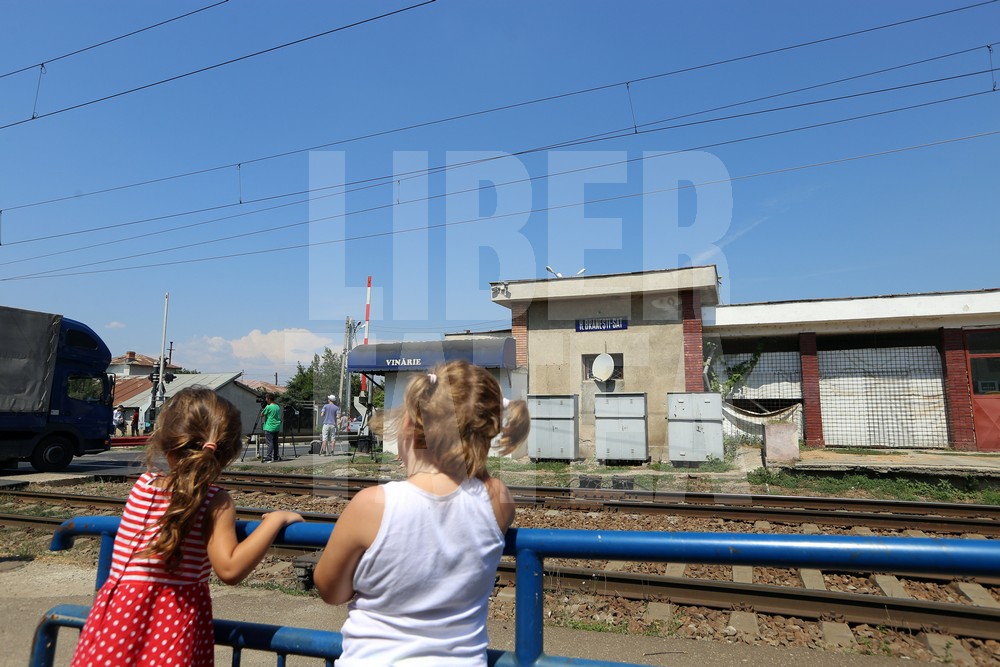 EXCLUSIV/ Sinucidere și crimă la Brănești. Mama și-a împins fata cea mare în fața trenului, pe cele doua mici le-a luat în brațe și a sărit pe șine!