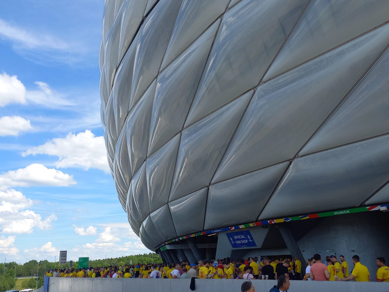 Suporterii români au ajuns la stadion: „Nebunie, frate!” | FOTO