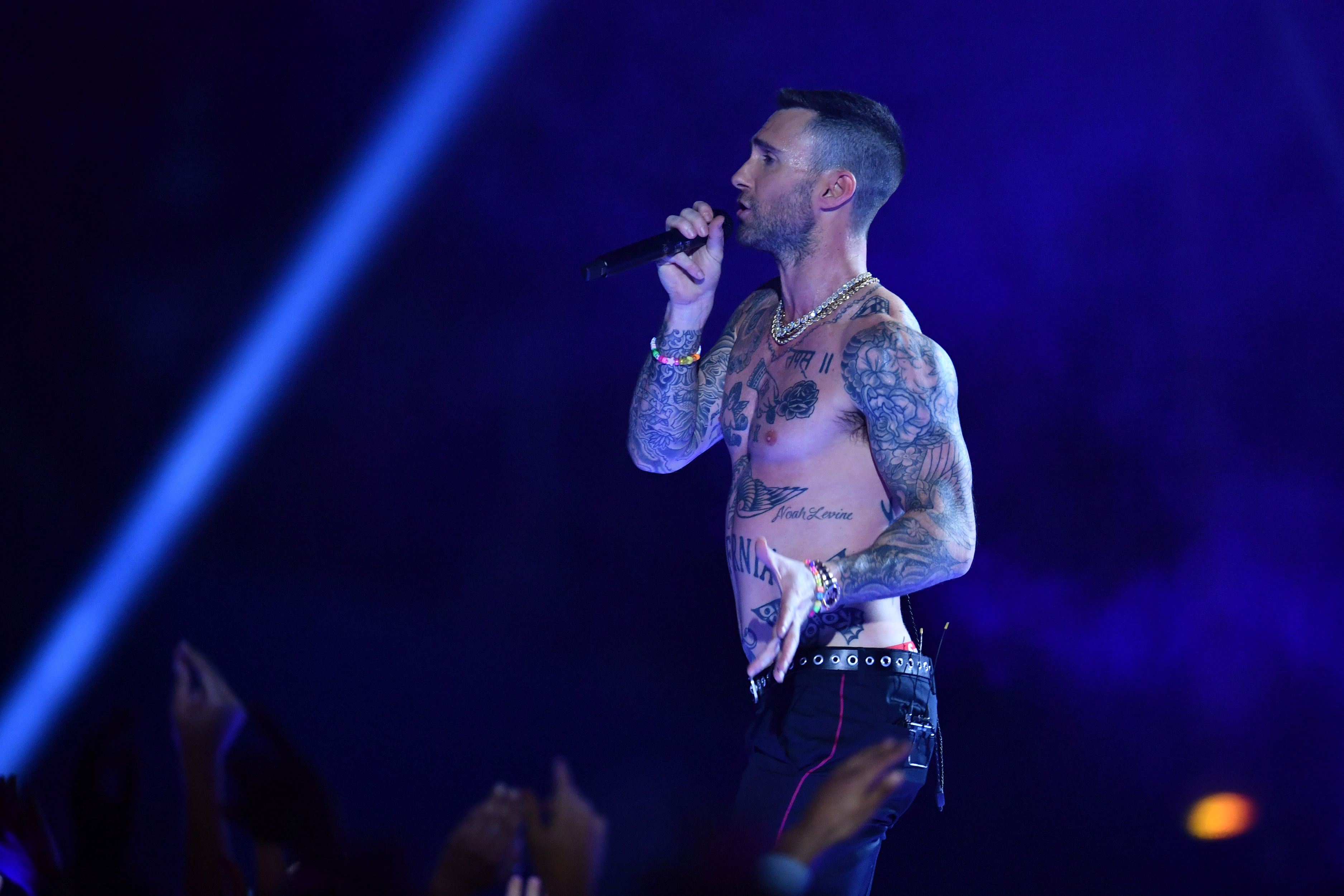 FOTO | Adam Levine, show la bustul gol în pauza Super Bowl 2019. Reacția fanilor a fost neașteptată