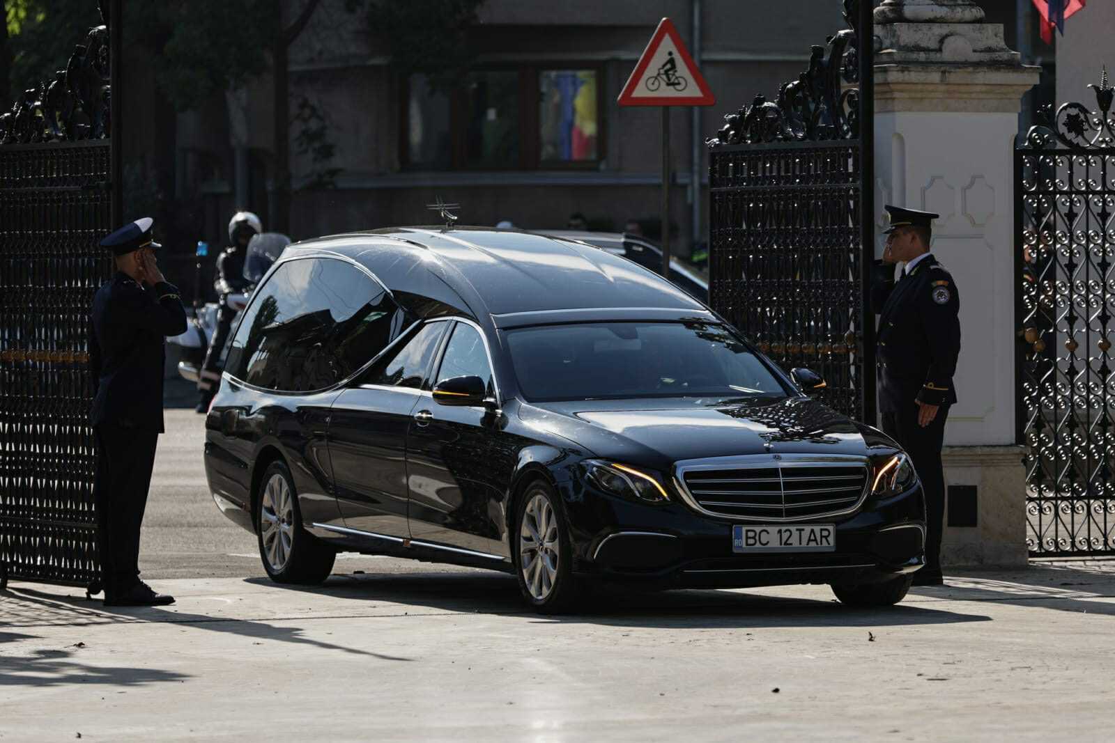 Cât costă mașina mortuară care a cărat sicriul cu trupul neînsuflețit al lui Ion Iliescu. Înmormântarea a fost plătită de statul român