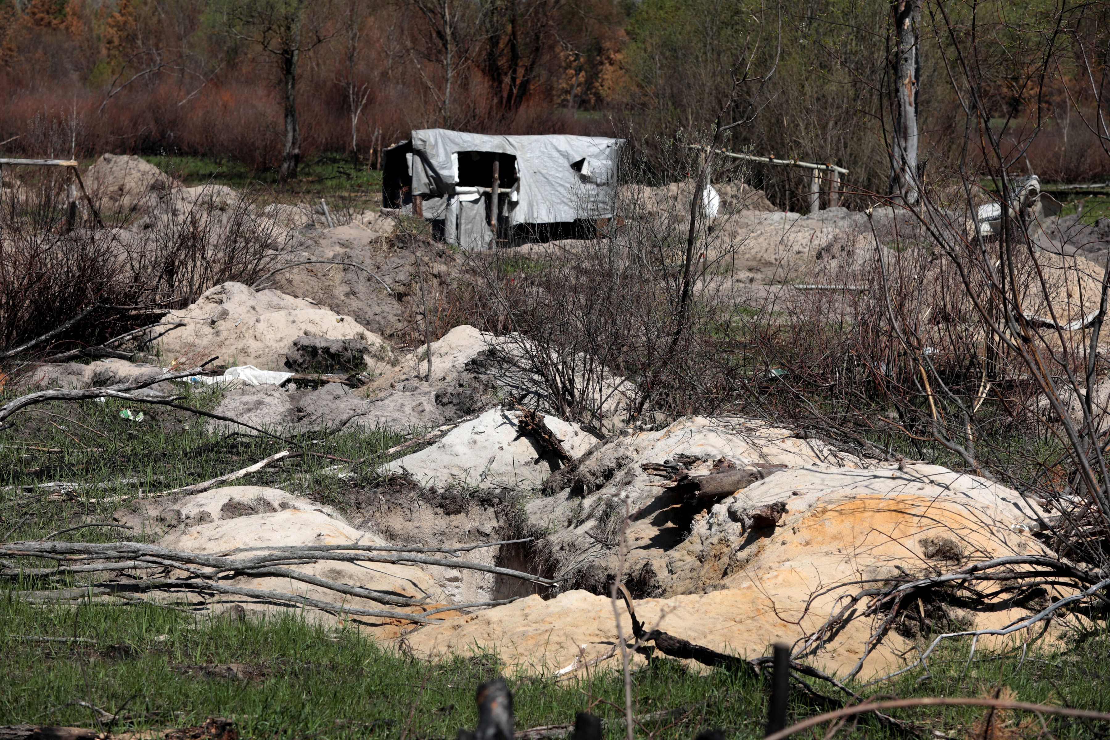 FOTO. „Lumea rusă”, ajunsă la Cernobîl: Tranșee săpate în pădurea radioactivă, zone minate, hard disk-uri și procesoare furate din laboratoare