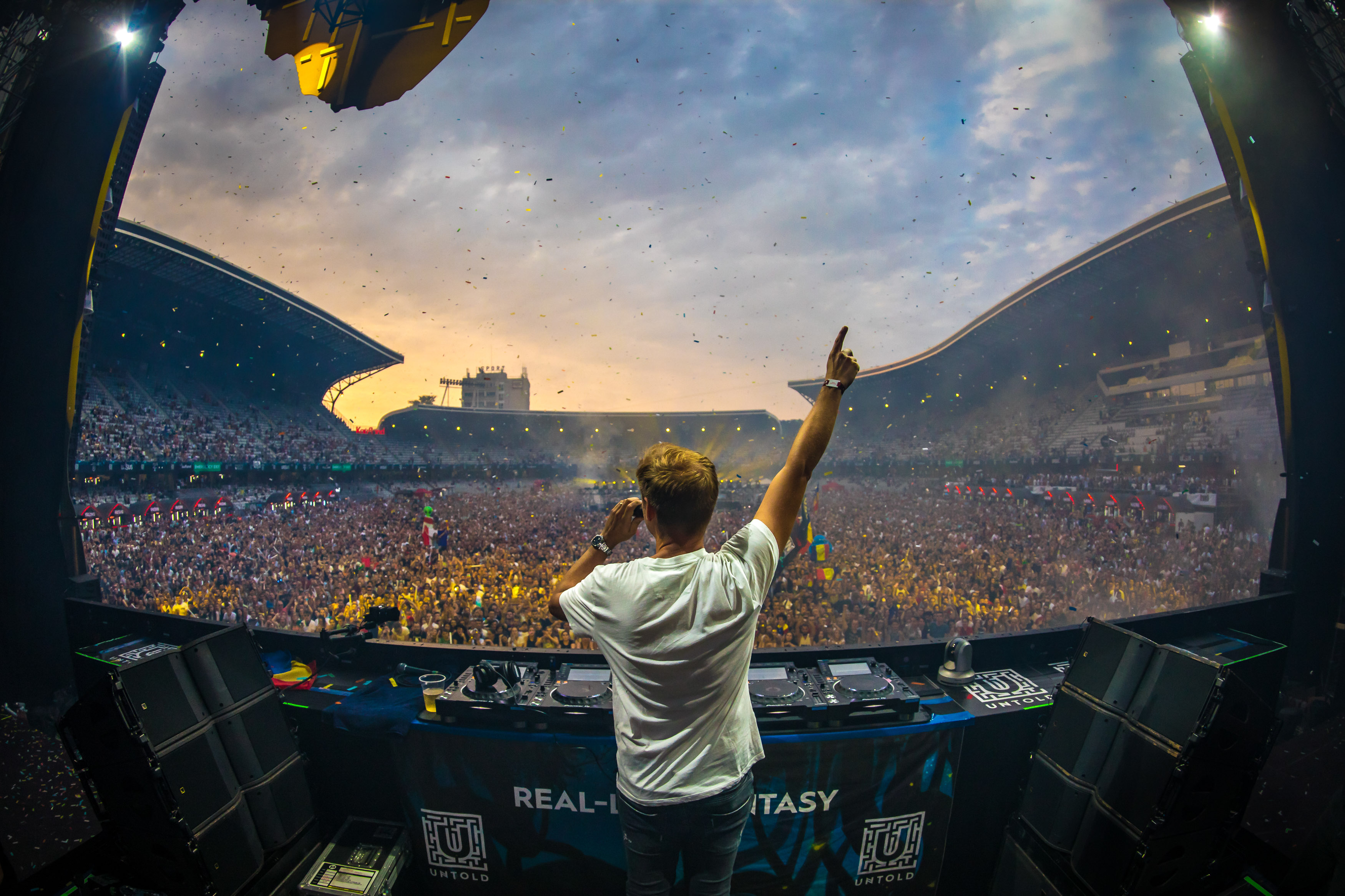 A treia zi la Untold 2017. Armin van Buuren a mixat până când a rămas fără curent