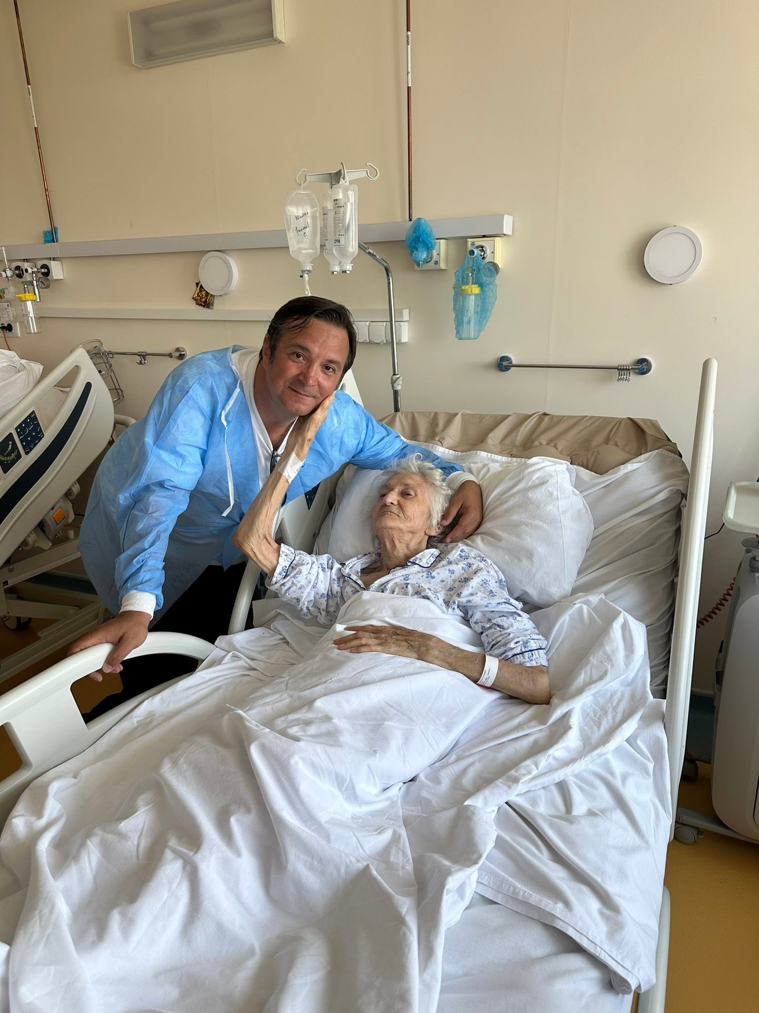 Cum se simte mama lui Daniel Buzdugan, după ce a leșinat pe stradă. Femeia, în vârstă de 91 de ani, este la spital