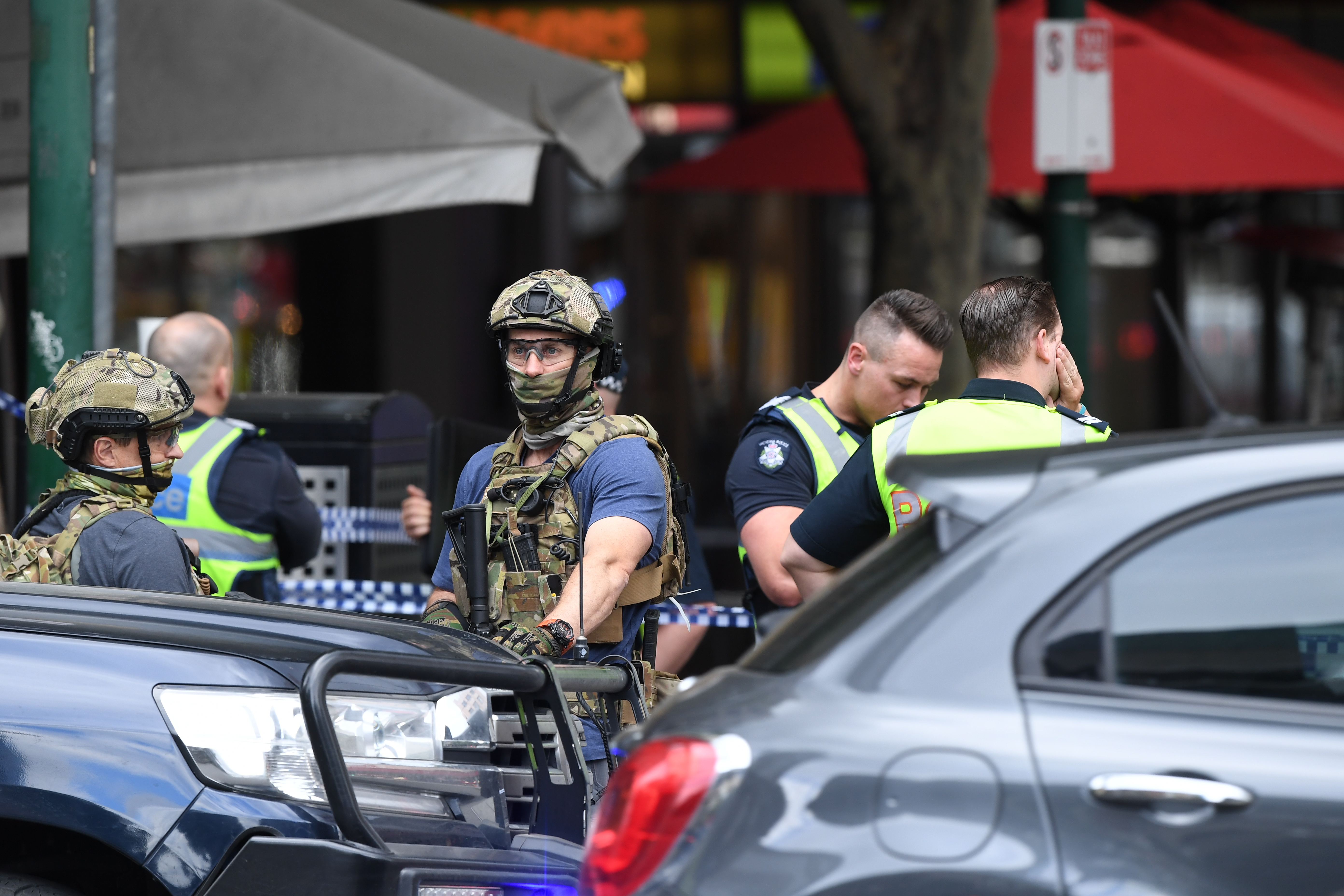 UPDATE / Atac terorist la Melbourne: Un bărbat și-a dat foc la mașină și apoi a înjunghiat mai mulți trecători (FOTO & VIDEO)