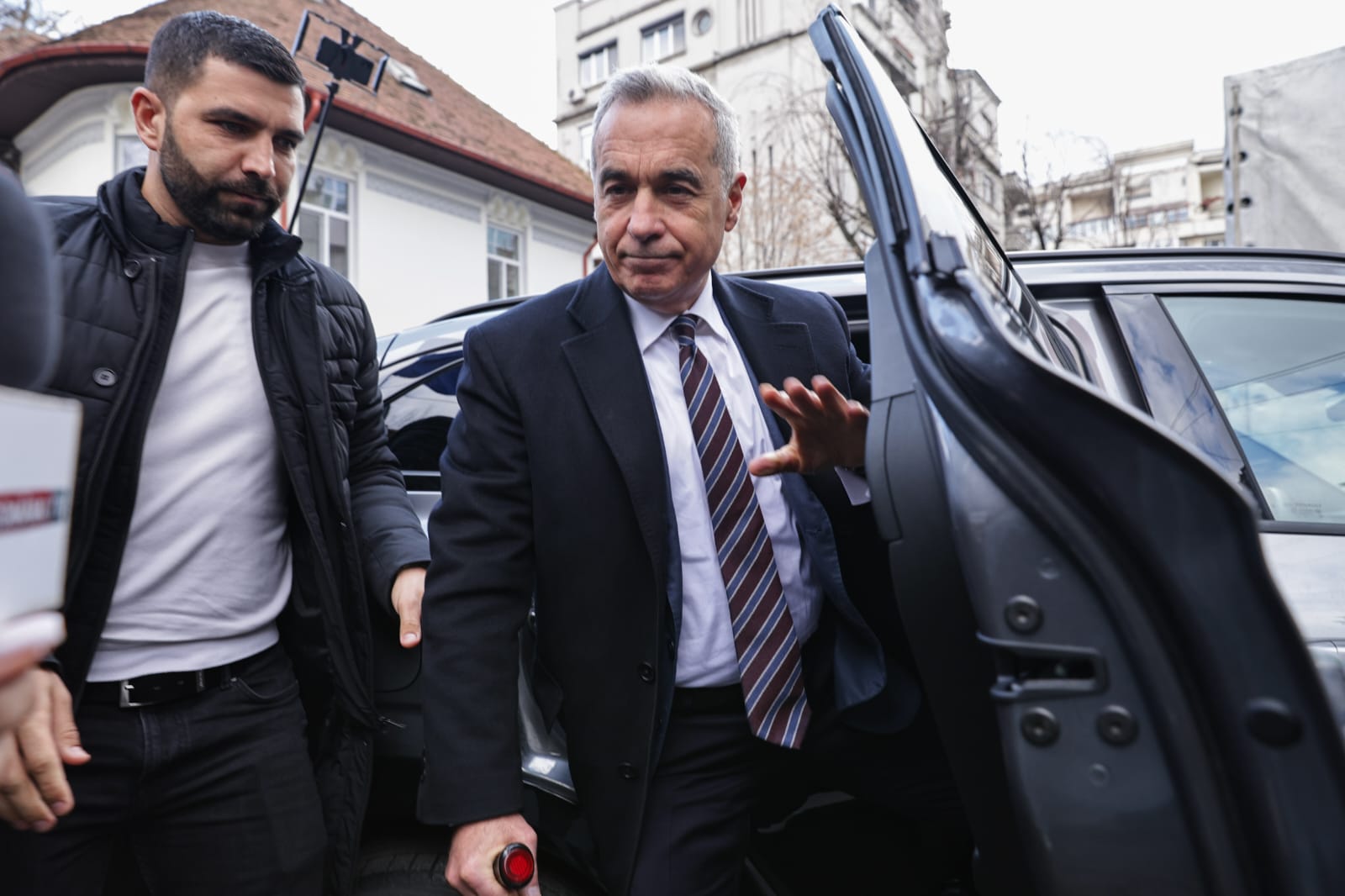 Călin Georgescu, înconjurat de susținători în fața Judecătoriei Sectorului 1: „Sunt nevinovat”. Decizia judecătoriei, amânată