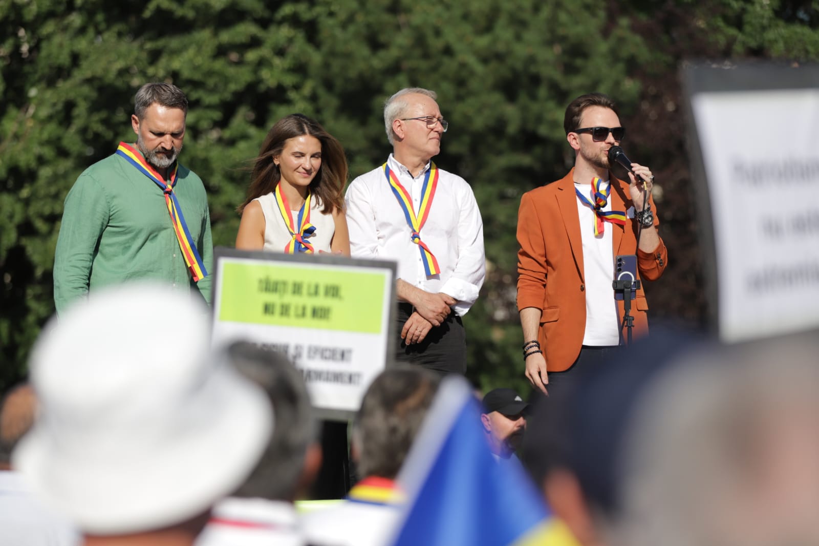 Susținătorii lui Călin Georgescu protestează în Piața Victoriei după majorarea TVA și își strigă nemulțumirile pe versurile unei melodii: „Tăiați de la voi, nu de la noi”