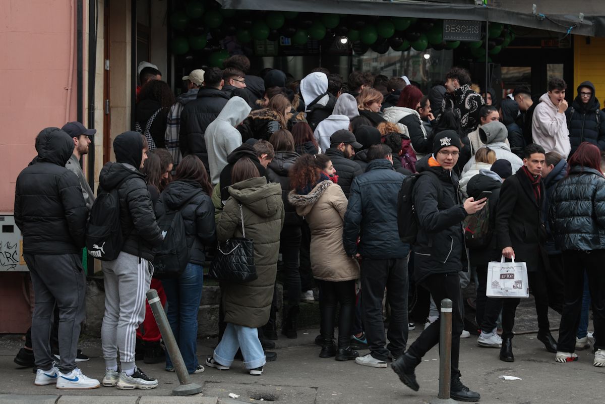 Noi cozi la un fast-food din București, unde Dorian Popa a anunțat că dă șaorma gratis
