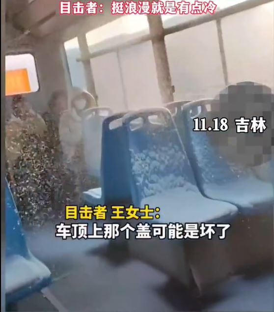 Imagini dintr-un autobuz în care ninge, în China. Autorități: „Era un pic cam vechi”. Călător: „A fost rece, dar destul de romantic”