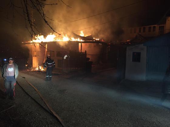 Incendiu la o fabrică de ulei din Prăjești. Ce ar fi declanșat vâlvătaia