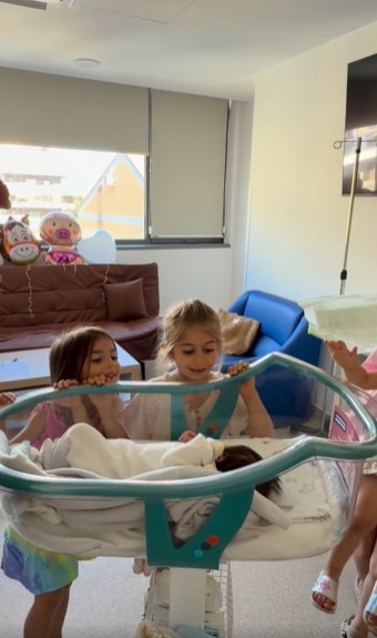 Filmarea emoționantă cu cele cinci fetițe ale Laurei Cosoi. Cum a fost prima întâlnire cu Nina și ce cadouri i-au adus la spital