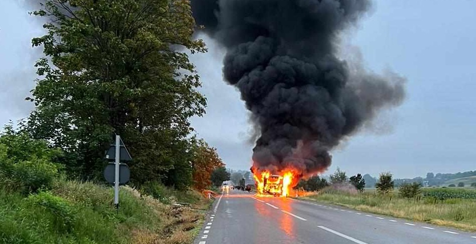 Un autobuz a ars ca o torță pe un drum din Neamț. Pasagerii s-au autoevacuat din mașina în flăcări