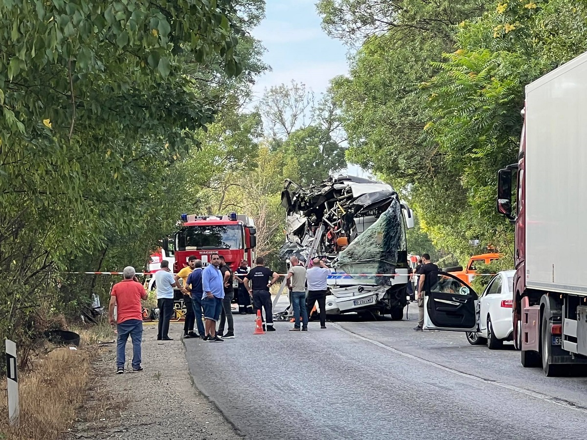 Imagini teribile cu autocarul românesc implicat în accident în Bulgaria. Bucăți din vehicul au rămas agățate de un copac
