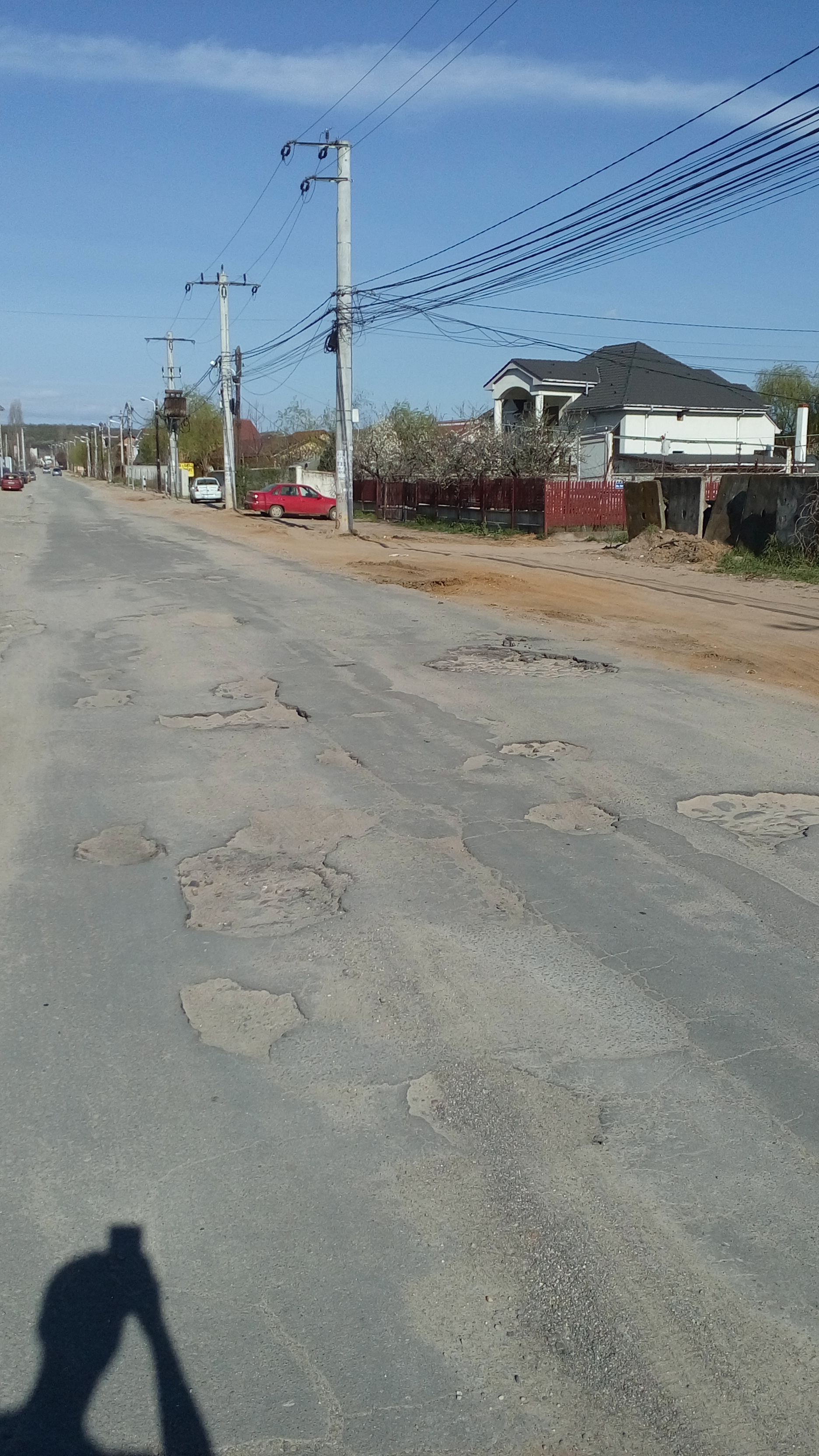 O stradă din Craiova arată ca după bombardament! Primăria promite de trei ani că o reabilitează