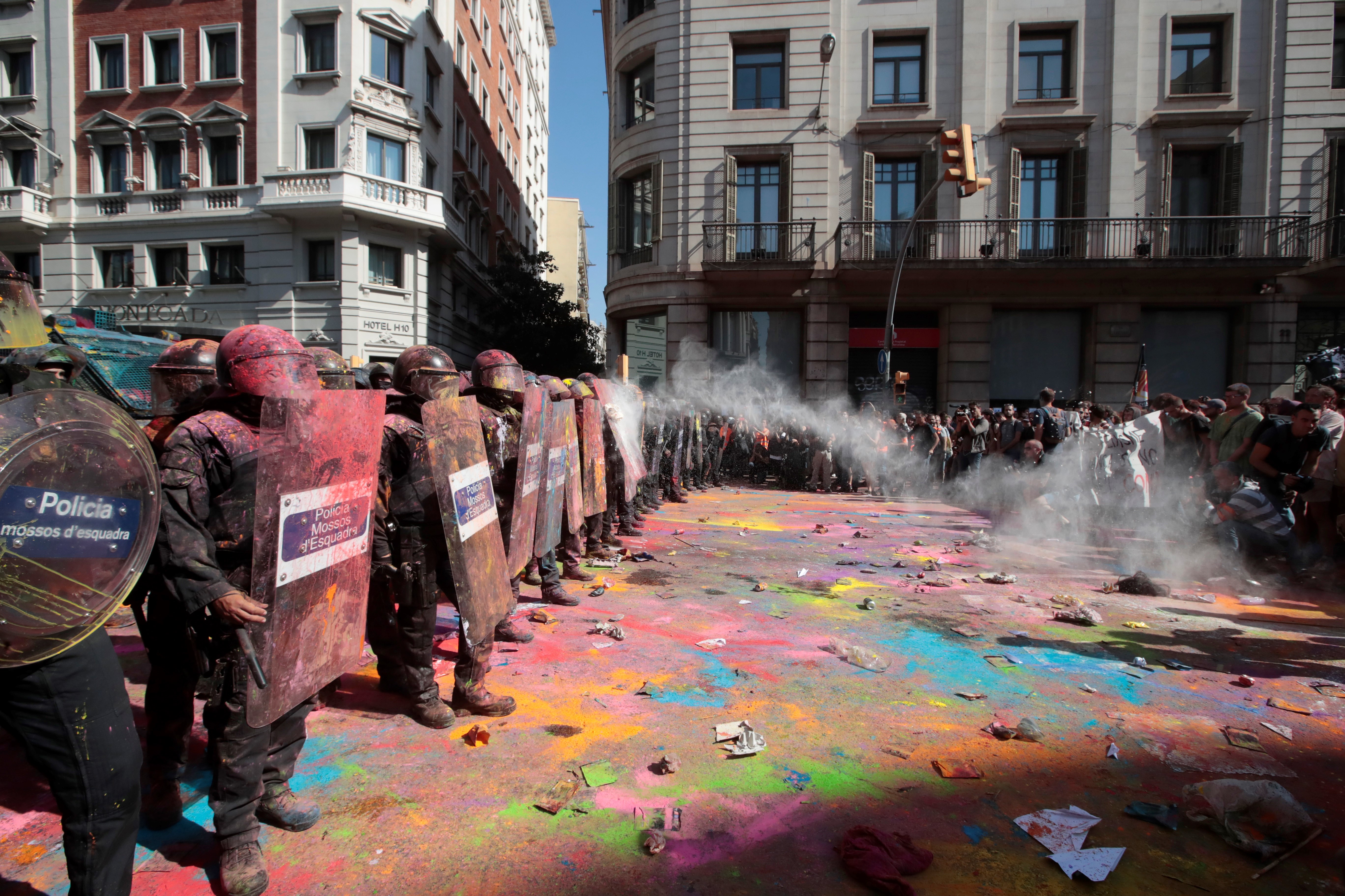 FOTO | Violențe la Barcelona între separatiștii catalani și poliție