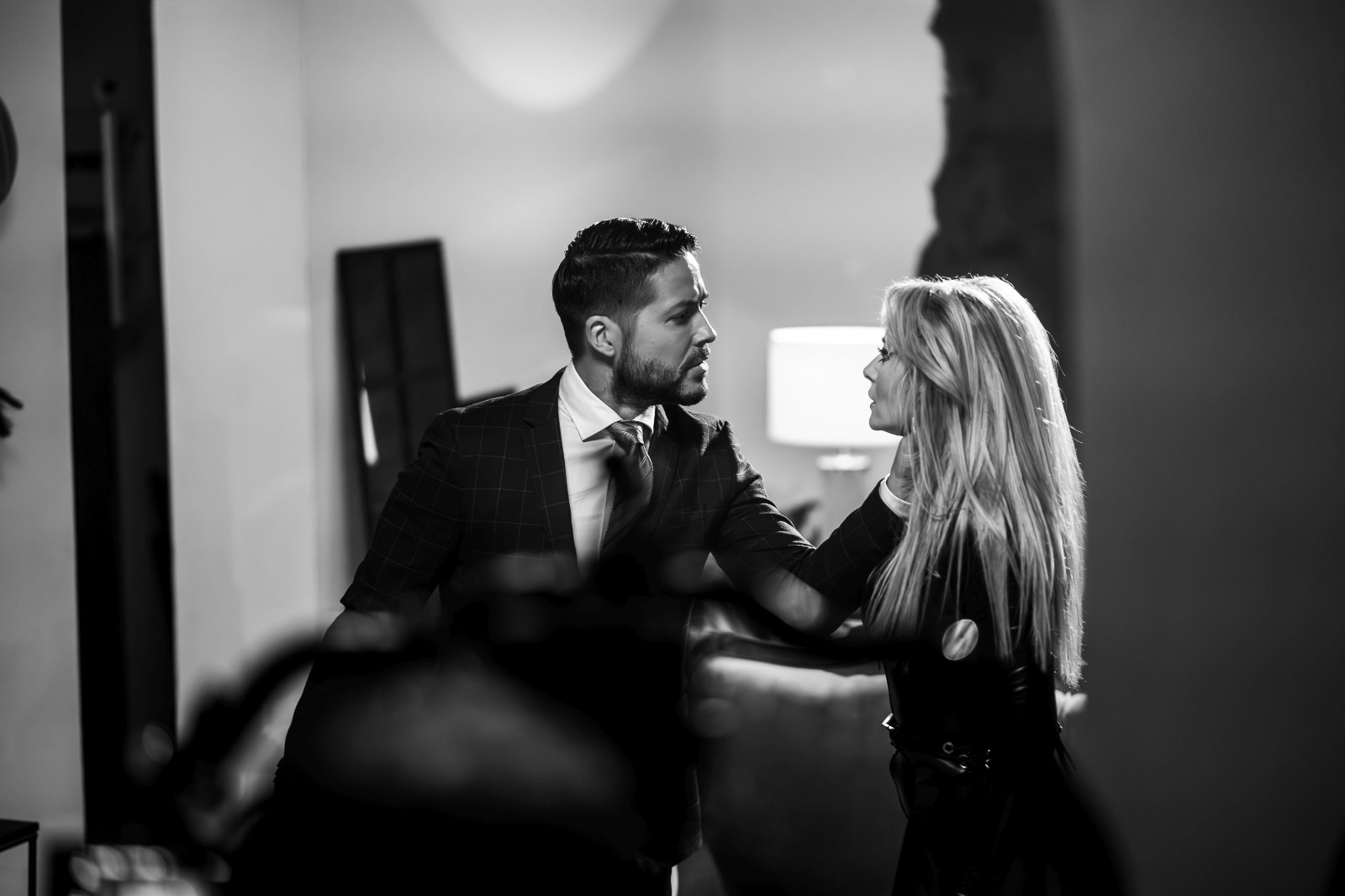Laura Cosoi, dans lasciv cu Toto Dumitrescu, sărut pasional cu Jorge și un slalom permanent printre bărbați în filmul „Retreat Vama Veche”