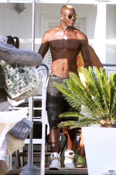 Balotelli, la mare cu prietenii și cu două fete! ^O ”traduce” pe Fanny?