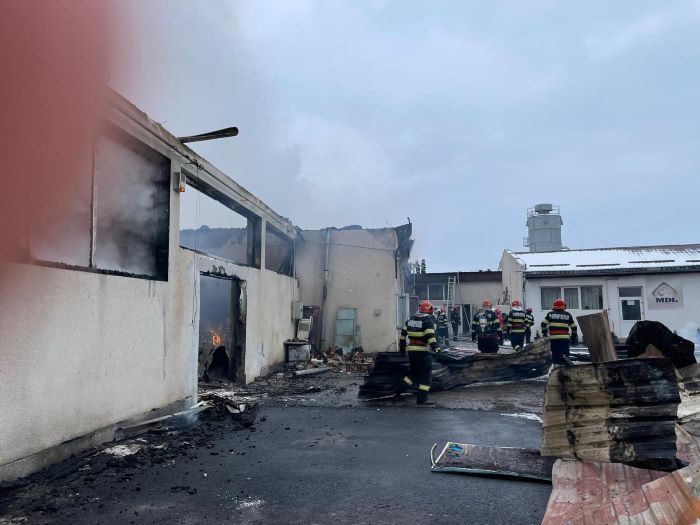 Incendiu de proporții într-o zonă de depozite din Târgu Mureș. A fost emis un mesaj Ro-Alert