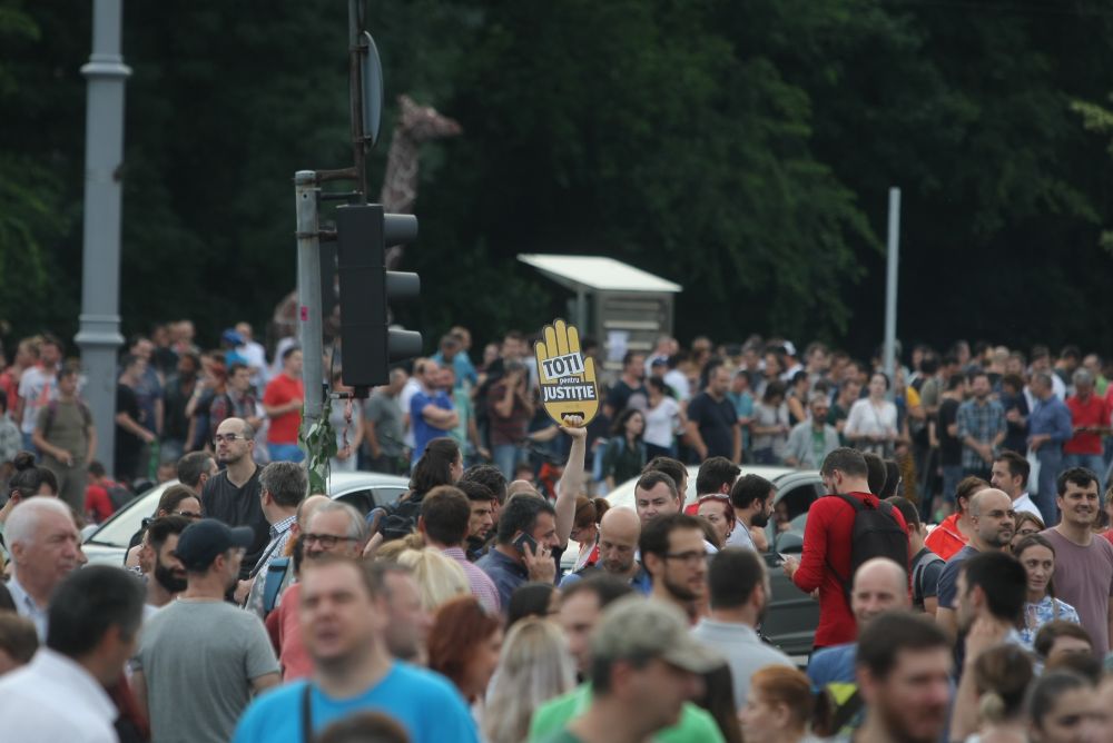 FOTO&VIDEO/ Câteva mii de persoane au protestat în Piața Victoriei, joi seară
