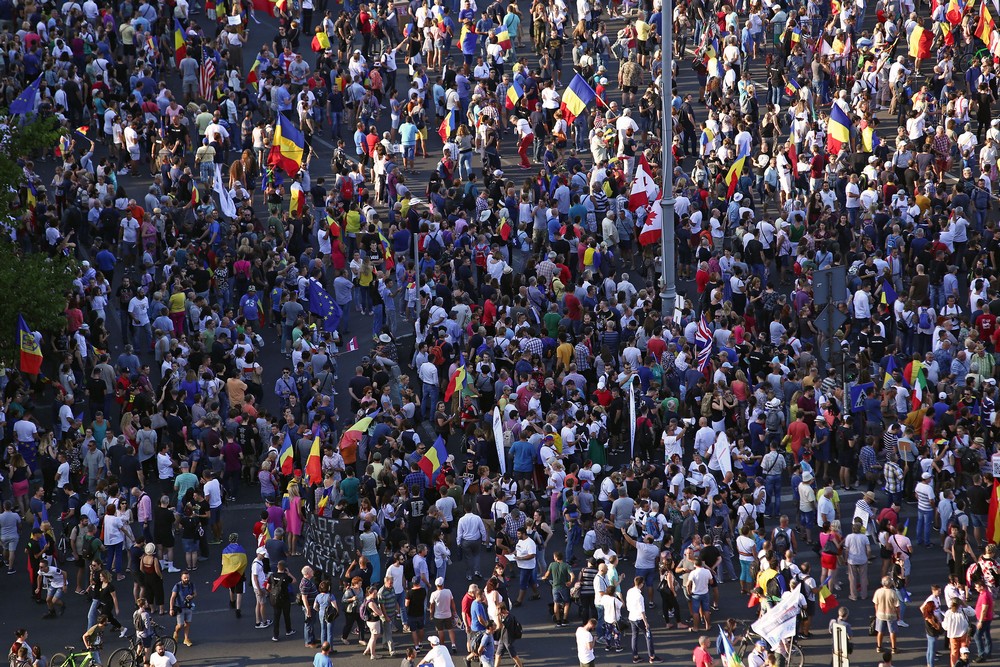 LIVE TEXT/ Mitingul diasporei, în Piața Victoriei. Război total între jandarmi și huligani (FOTO&VIDEO)