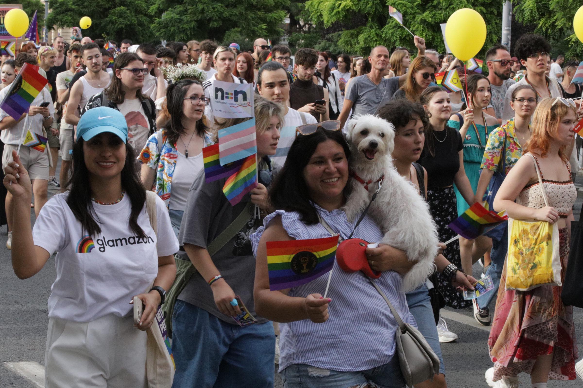 Aproape 25.000 de oameni au participat la Bucharest Pride, la câteva ore după ce 150 de persoane au luat parte la „Marșul normalității”