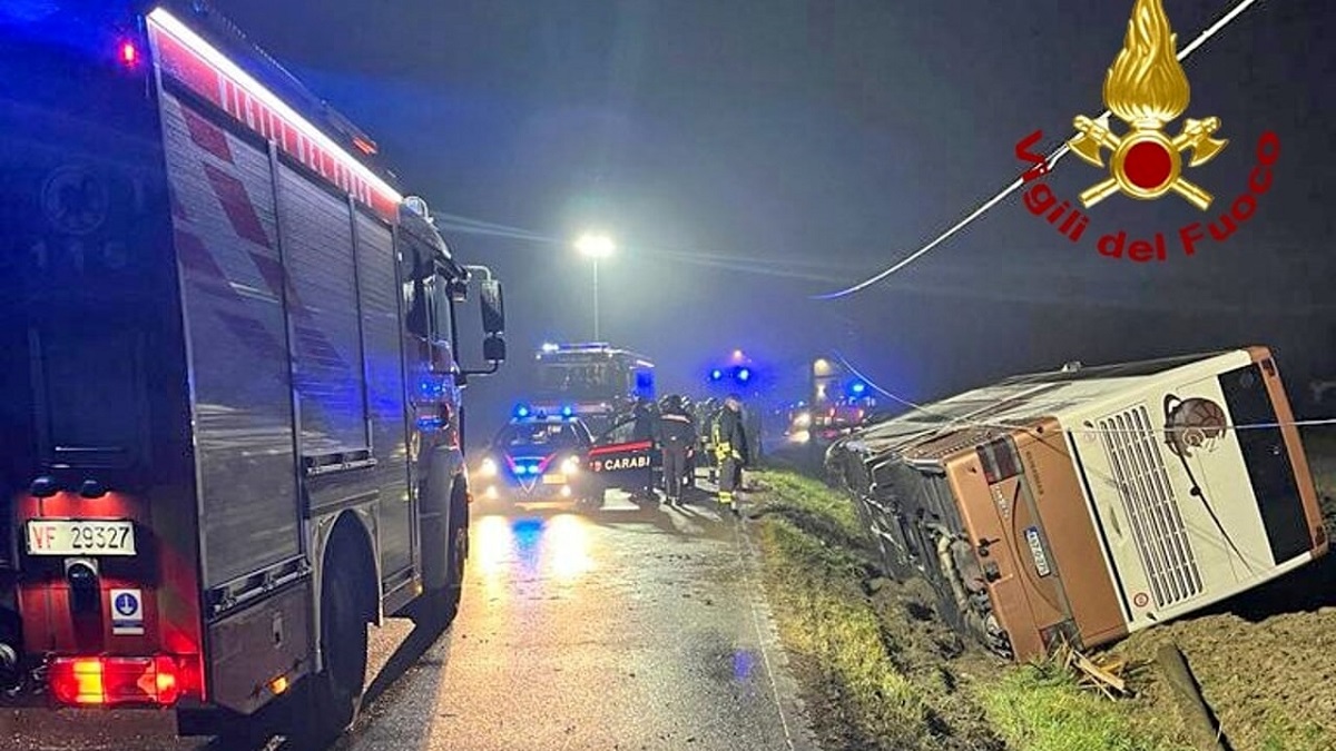 Un autocar cu 79 de turiști s-a răsturnat în noaptea de Anul Nou. Oamenii se întorceau de la Veneția, unde fuseseră să vadă focurile de artificii