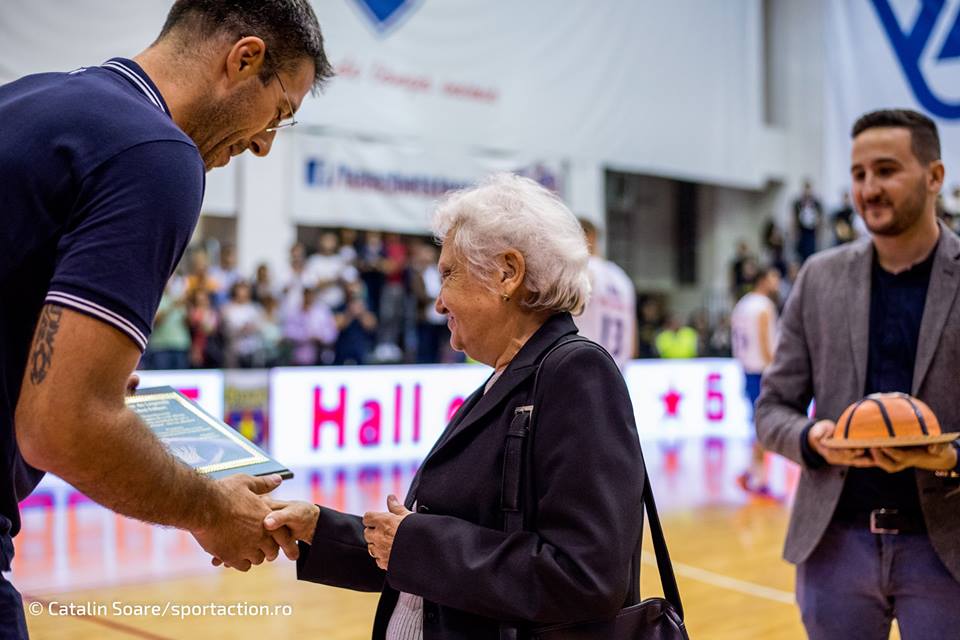 Momente emoționante: Andrei Folbert, inclus în Hall of Fame-ul Stelei. Premiul a fost ridicat de soția Ileana