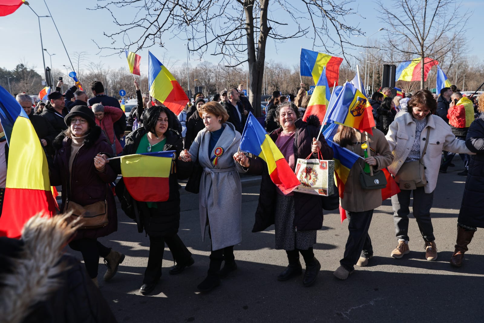 Oameni urcați pe blocuri în București ca să vadă marșul susținătorilor lui Călin Georgescu