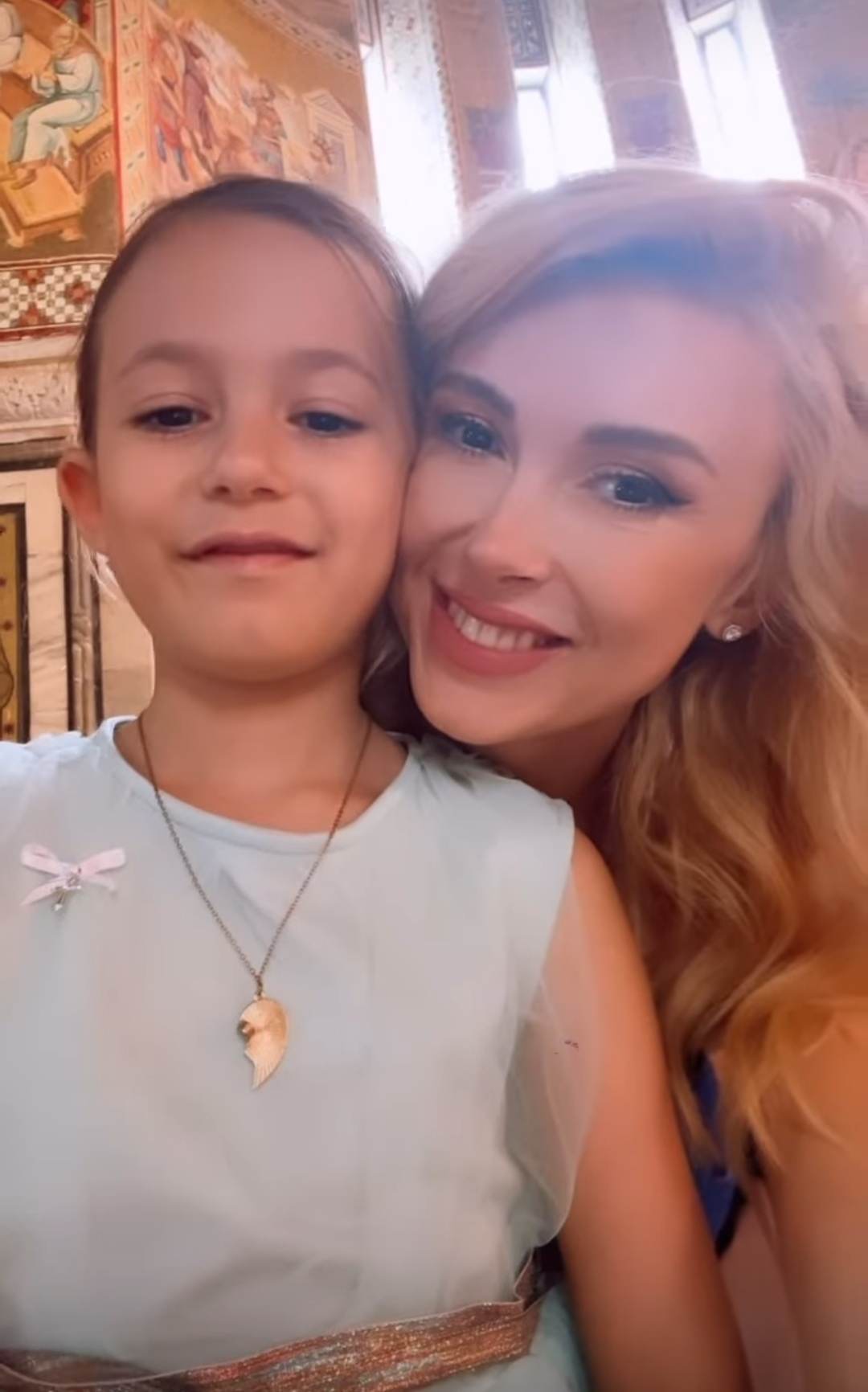 Andreea Antonescu și-a botezat fetița, pe Venice Victoria. Cum a apărut îmbrăcată cântăreața la biserică
