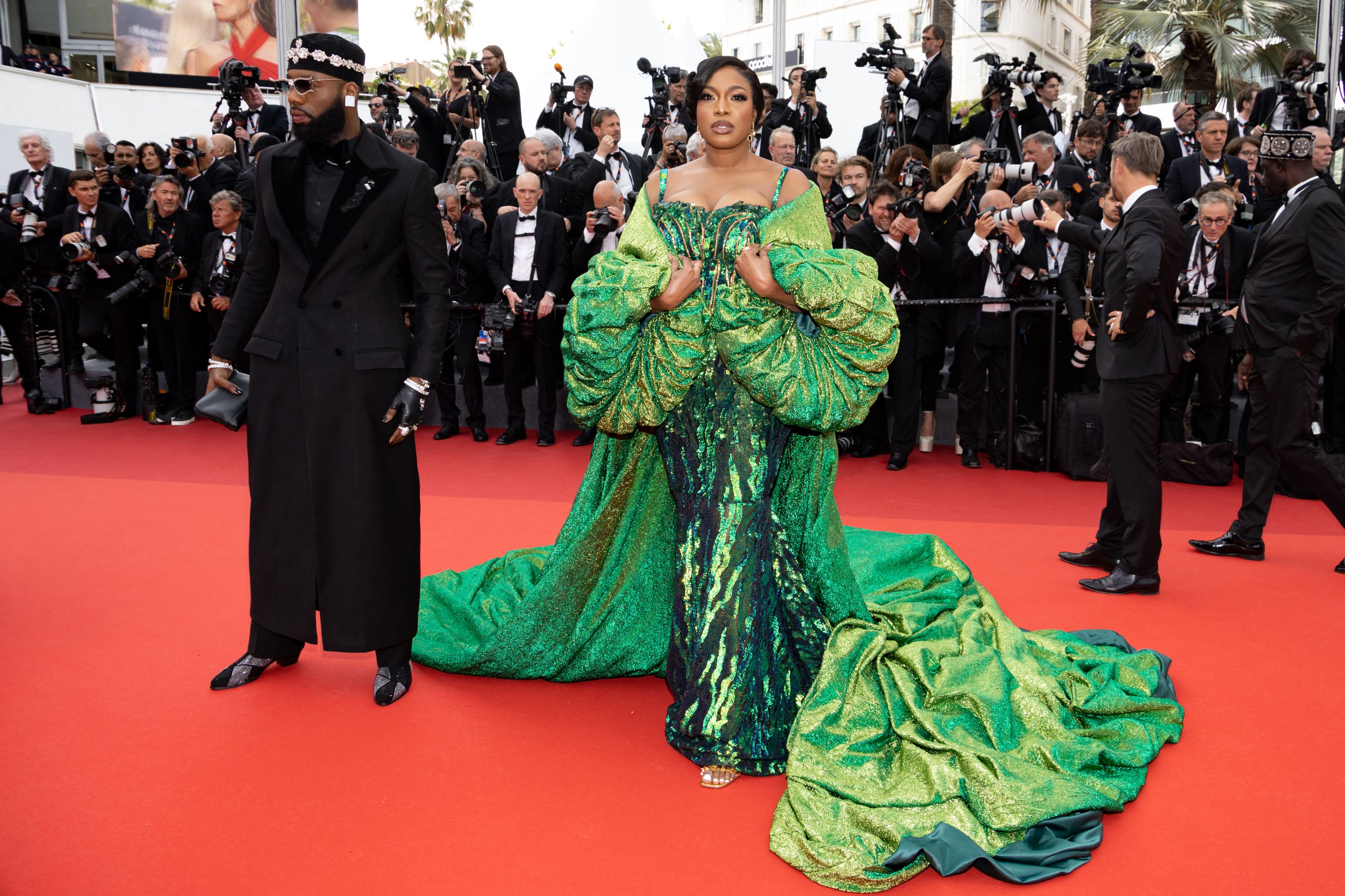 Corespondență de la Cannes: Emoționată de poemul despre Ucraina rostit pe scenă, Catherine Deneuve a uitat să deschidă festivalul 