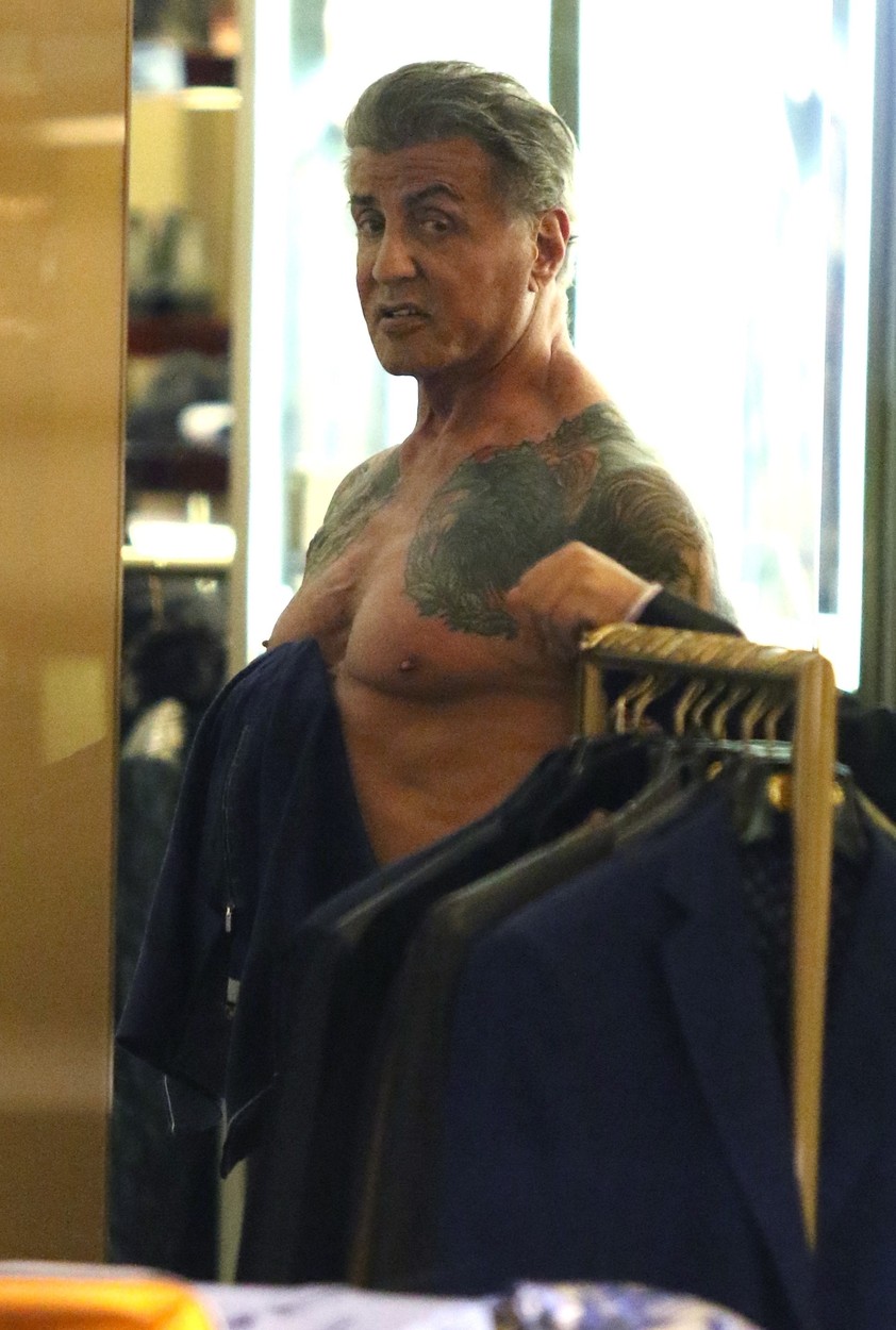 Sylvester Stallone s-a dezbrăcat într-un magazin de haine din New York. Cum arată actorul la 73 de ani