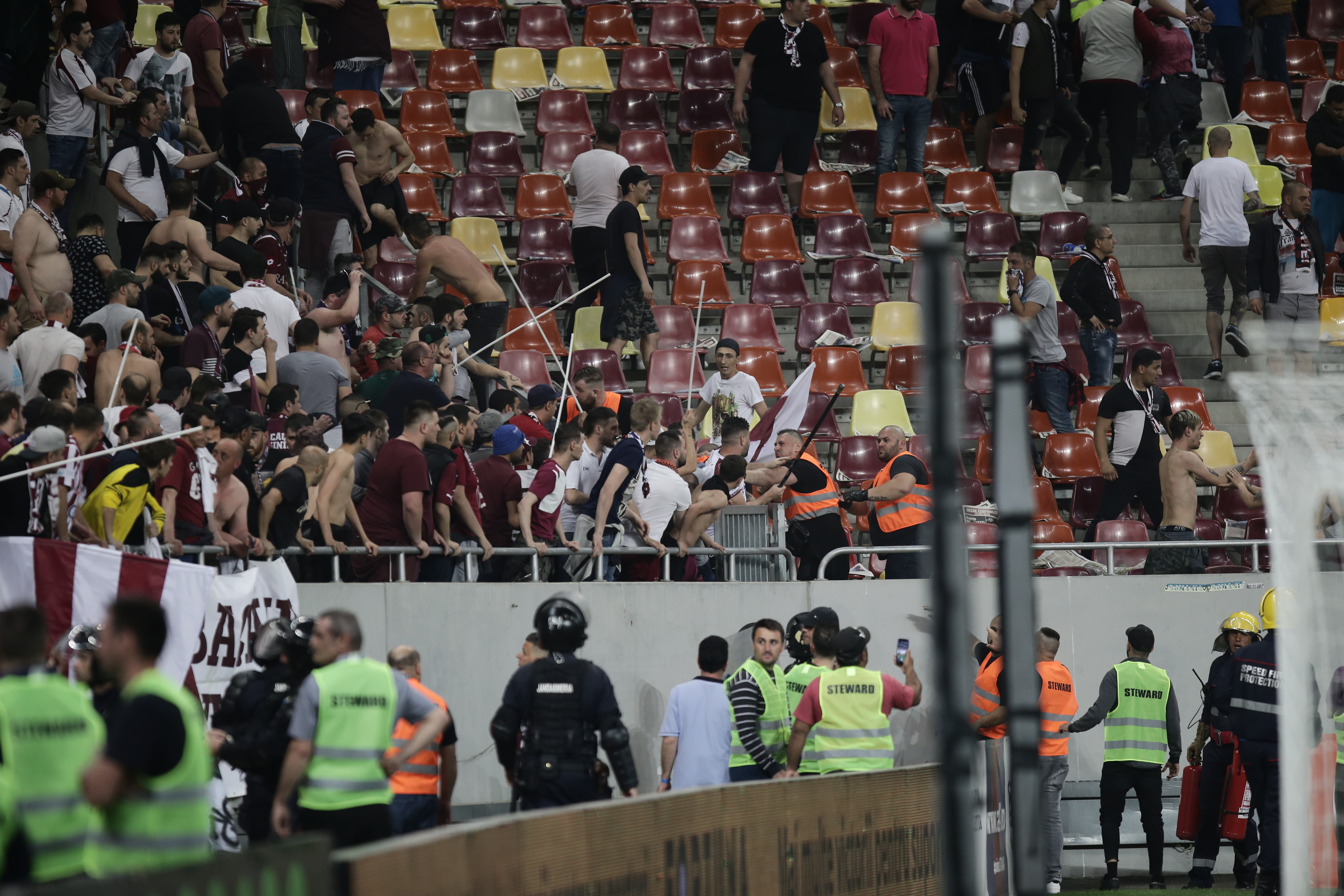 Incidente la meciul Steaua - Rapid. Mai mulți copii, în mijlocul confruntărilor / GALERIE FOTO
