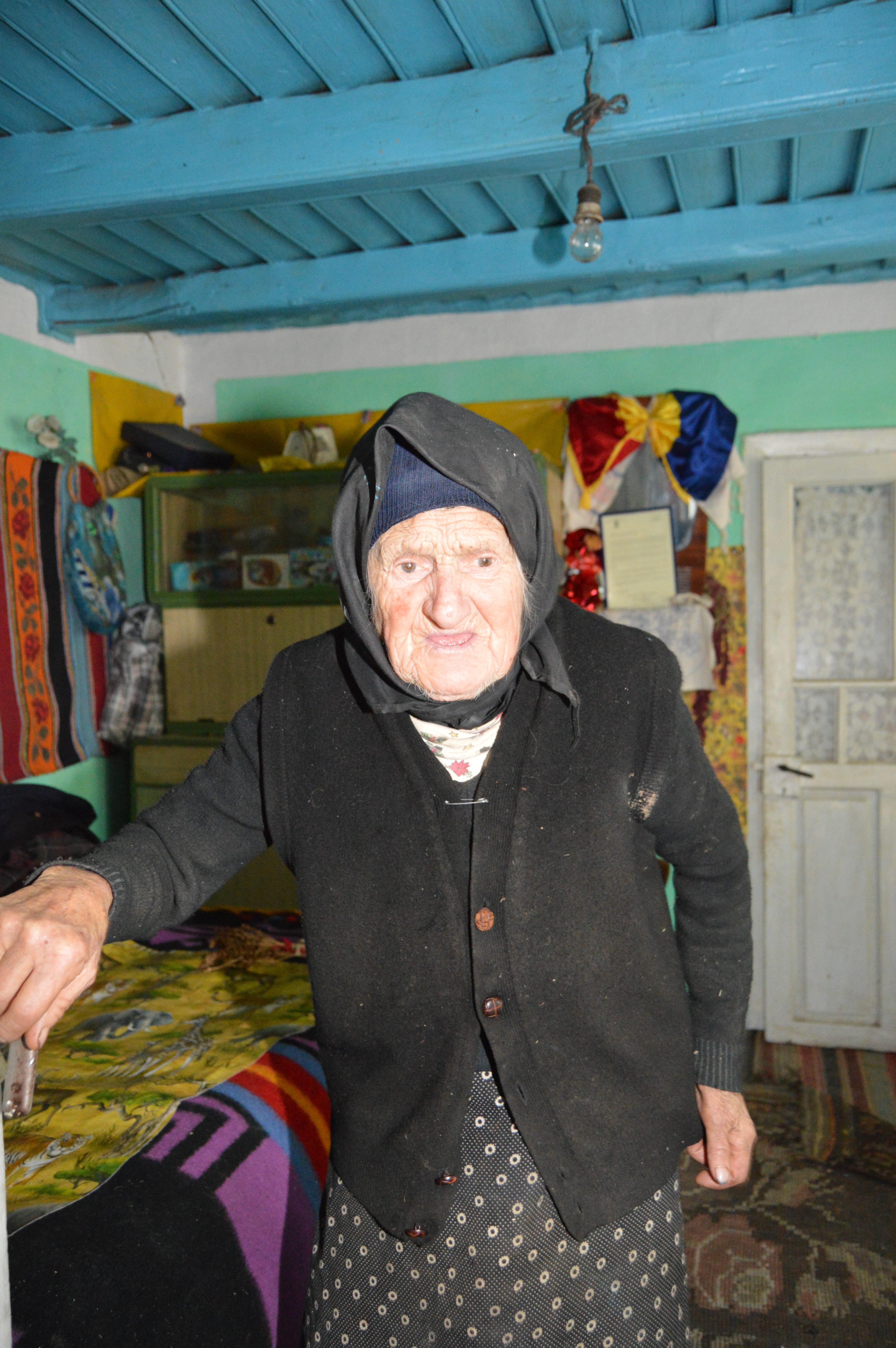 GALERIE FOTO/ Profira Baciu sărbătorește Ziua Națională cu urechea lipită de radio și are un mesaj pentru guvernanți: "Să ne aducă acasă  copiii din străinătate"