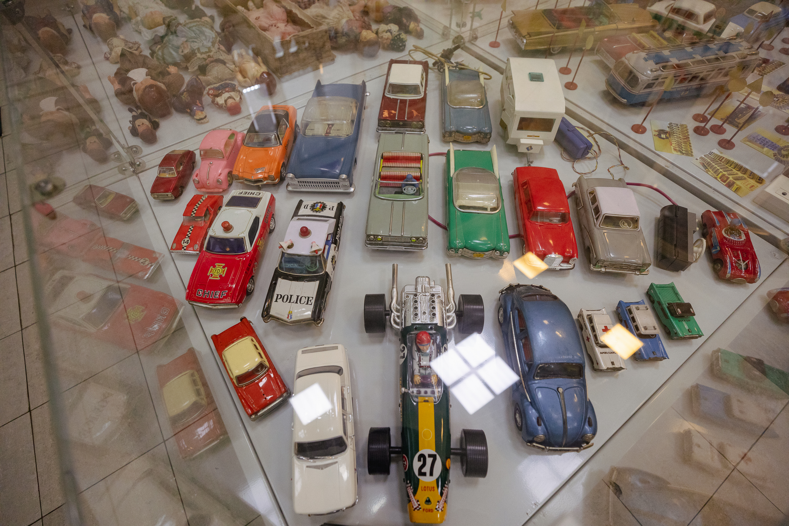 „Luam un codru de pâine, plecam la joacă și mai veneam seara”. Inginerul care a adunat o colecție de peste 16.000 de jucării, despre copilăria de acum 50 de ani