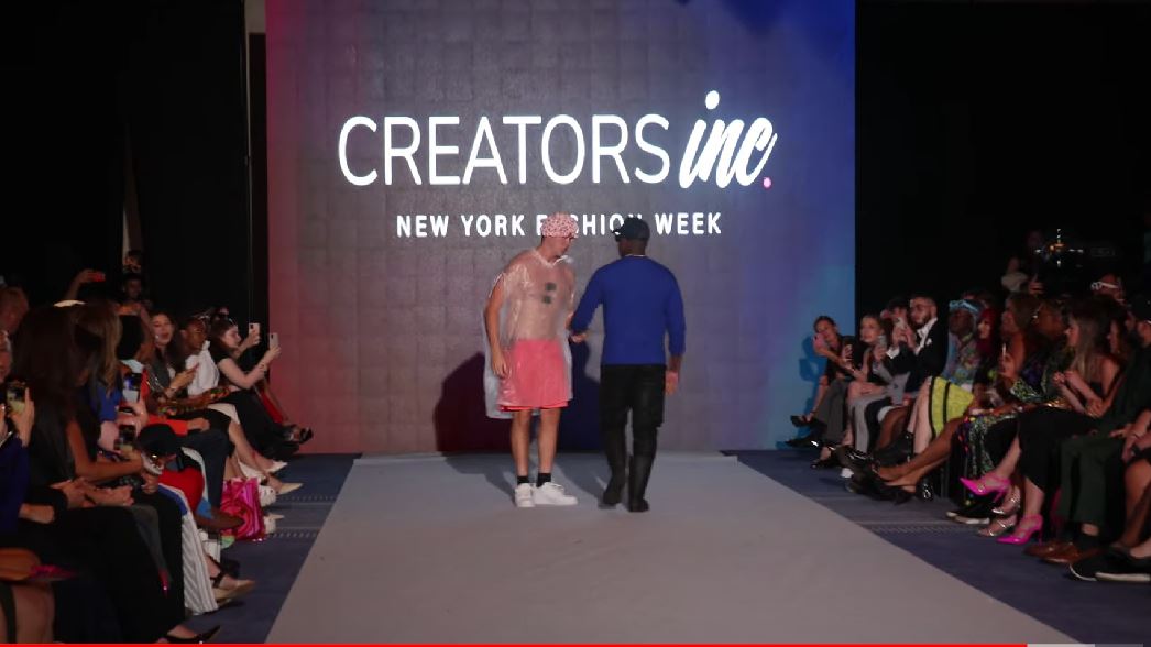 Un tânăr a defilat într-un sac de gunoi la New York Fashion Week. Publicul nu și-a dat seama că nu face parte din show
