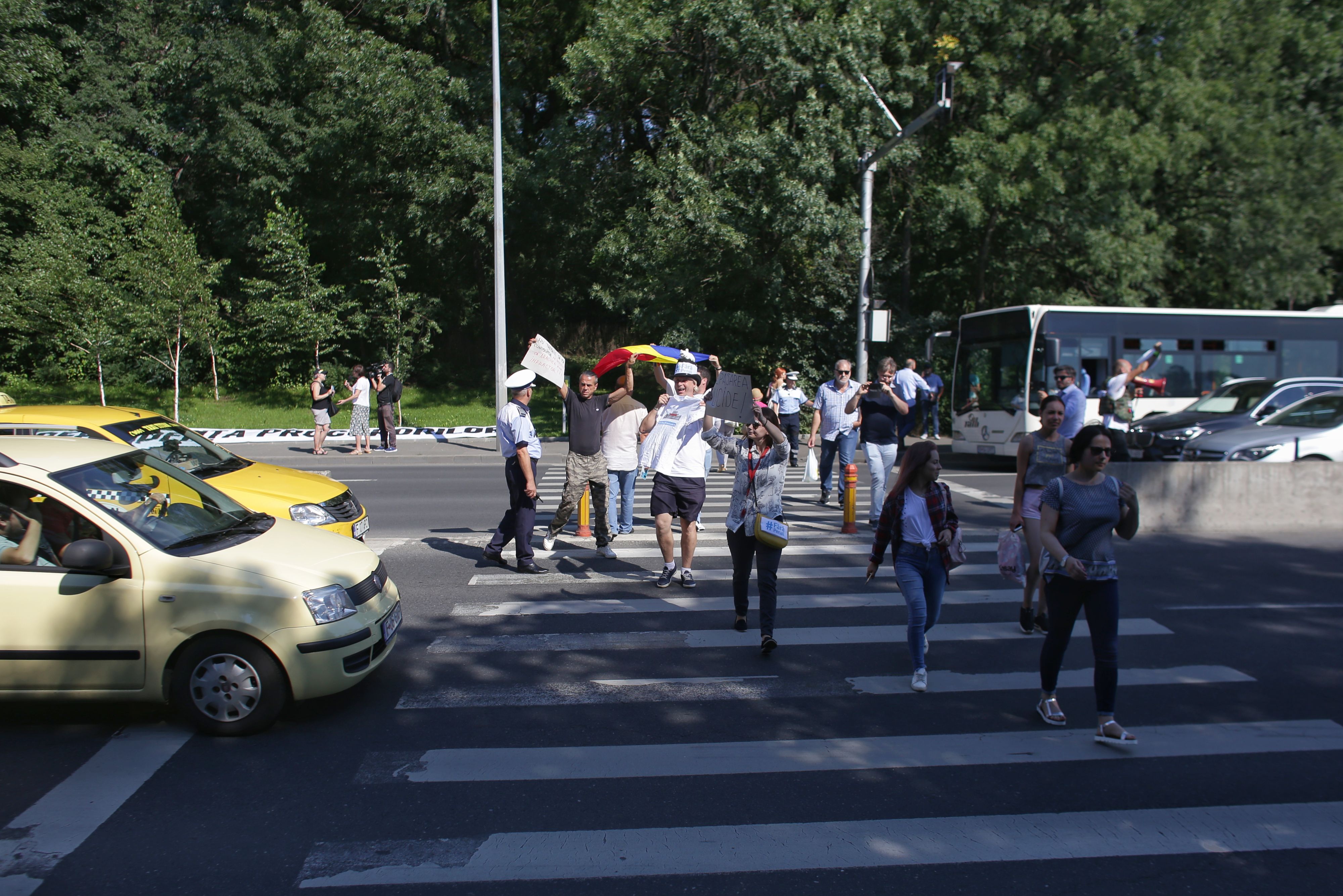 Protest la Fântâna Miorița din București. Oamenii au blocat trecerea de pietoni, în semn de protest față de ultimele modificări ale codurilor penale