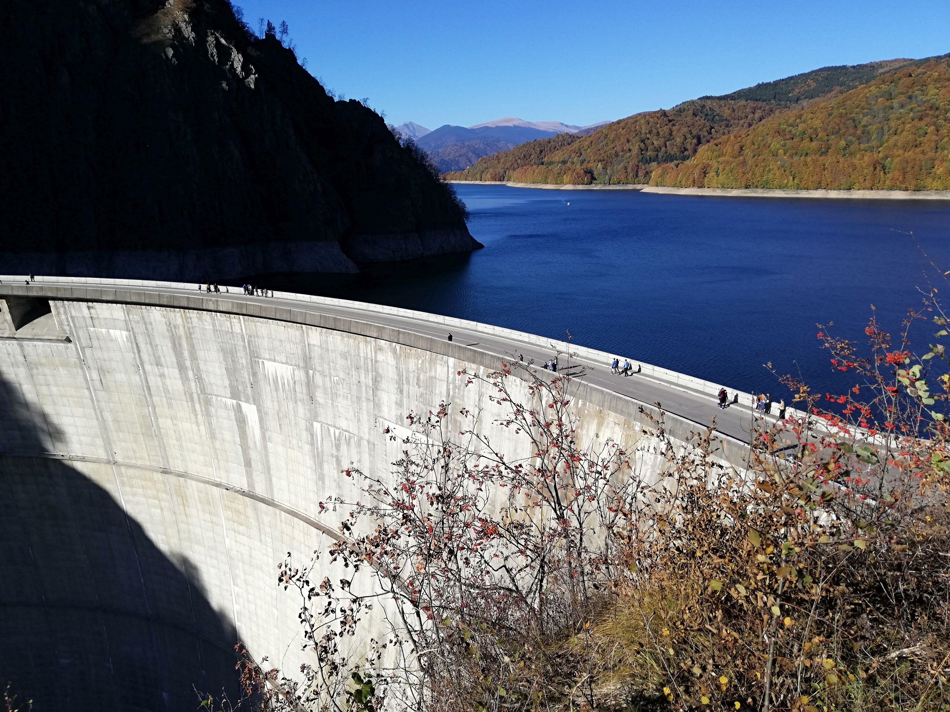 Când se reumple lacul Vidraru: a fost adus inclusiv un elicopter la baraj