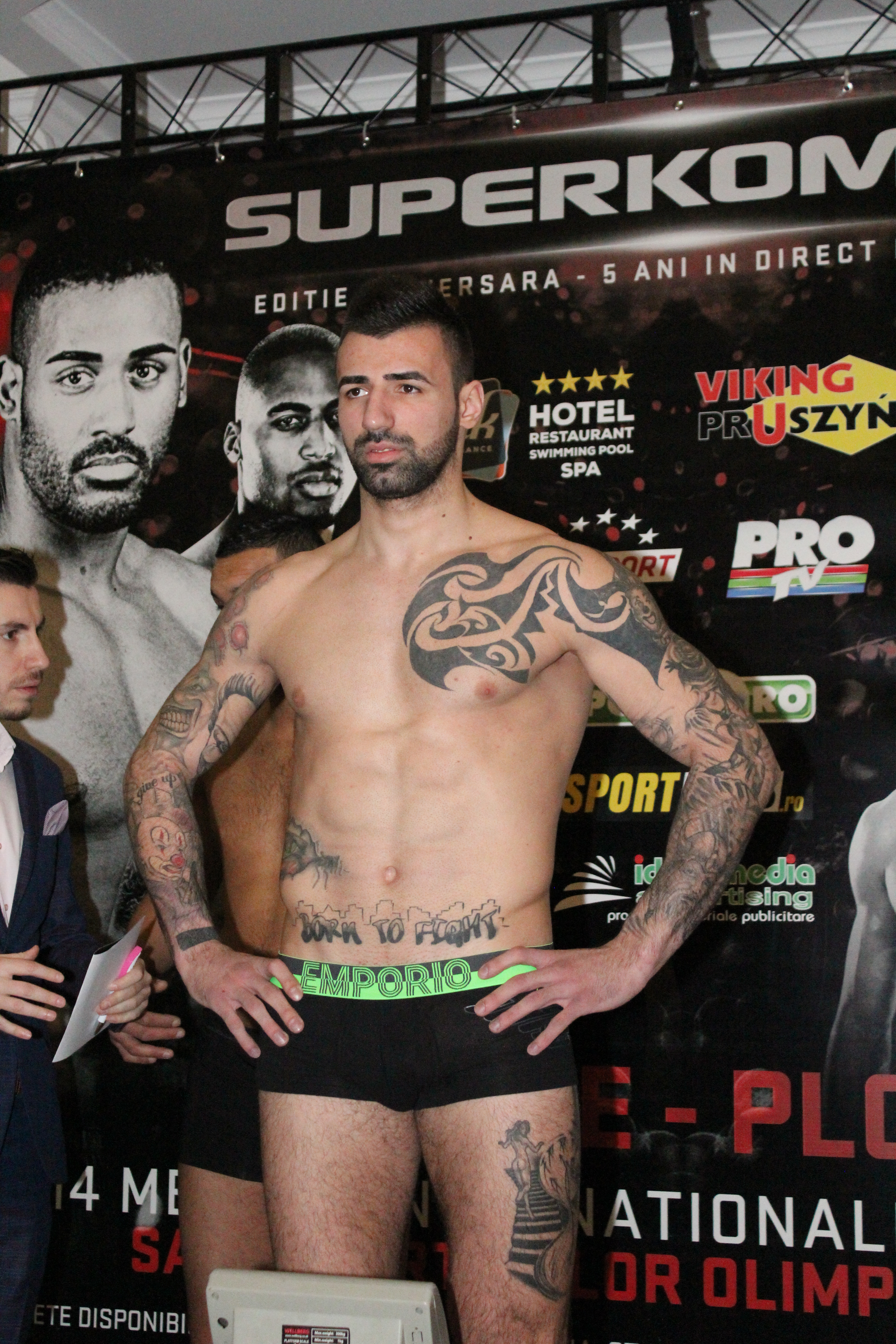Luptătorii de la Superkombat Ploiești s-au confruntat pentru prima dată la cântarul oficial / GALERIE FOTO