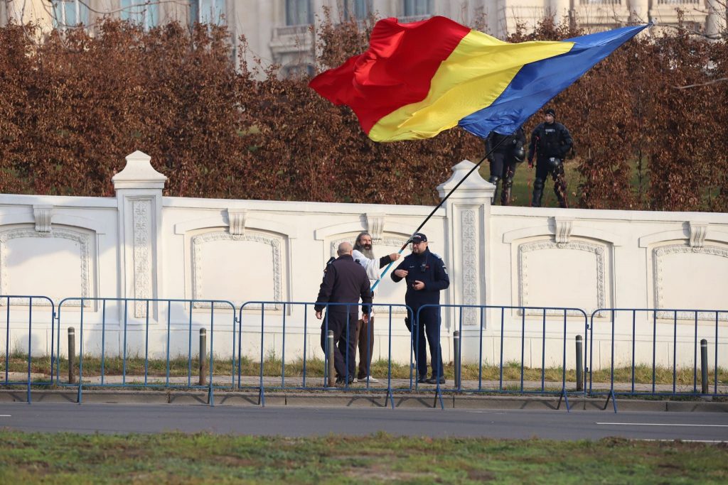 Călin Georgescu i-a chemat la București să protesteze în numele lui, iar el a plecat din țară. Primele imagini cu susținătorii ajunși în Capitală