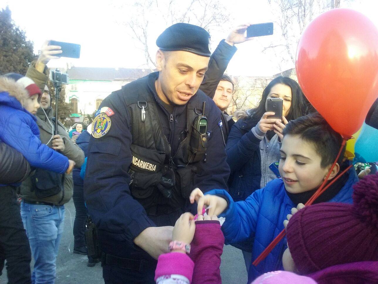 Protestul al copiilor la Constanţa! Jandarmii le-au oferit bomboane