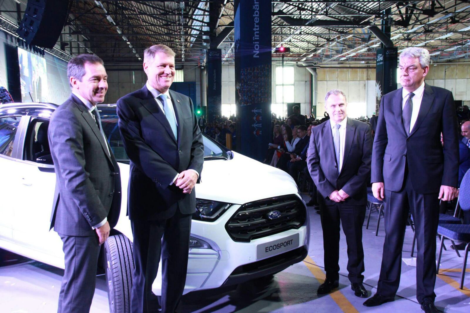 Klaus Iohannis a testat noul Ford EcoSport, cu Simone Tempestini, campionul României la raliu. Președintele, la un pas de a lovi o bordură | FOTO ȘI VIDEO